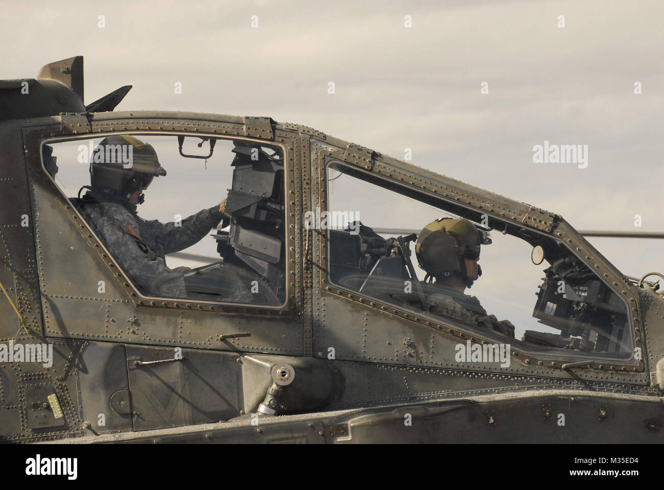 Apache AH-64D i piloti passare attraverso la loro pre-volo controlli all esercito Silverbell eliporto, prima di inizio di un evento durante il Gunfighter-Fly in concorrenza Nov.3. Il Gunfighter Fly-In box alcuni dei migliori AH-64D attacco Apache elicottero equipaggi provenienti da sette diversi Esercito Nazionale unità di guardia in tutta la nazione. Gli equipaggi da Arizona, Utah, Idaho, Carolina del Sud Carolina del Nord, Texas, Missouri, Pennsylvania e del Mississippi di fronte hanno gareggiato per i punteggi migliori in vari eventi come un live-scenario di incendio, Unmanned Aerial systems teaming, simulatore di test e una valutazione scritta. Gunfighter Fly-In compe Foto Stock