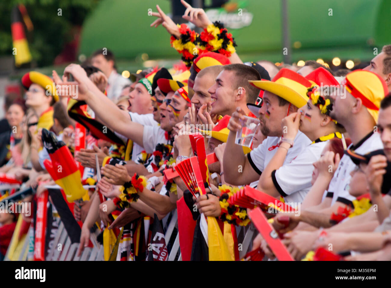 Fussbalfans fiebern mit der deutschen Manschaft auf der Fanmeile zur Europameisterschaft 2012 Deutschland gegen Griechenland am Brandenburger Tor in Berlin Foto Stock