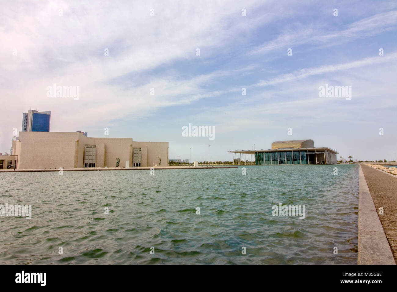 Il Museo Nazionale del Bahrain e il Teatro Nazionale di Manama si trovano vicino al re Faisal autostrada Foto Stock