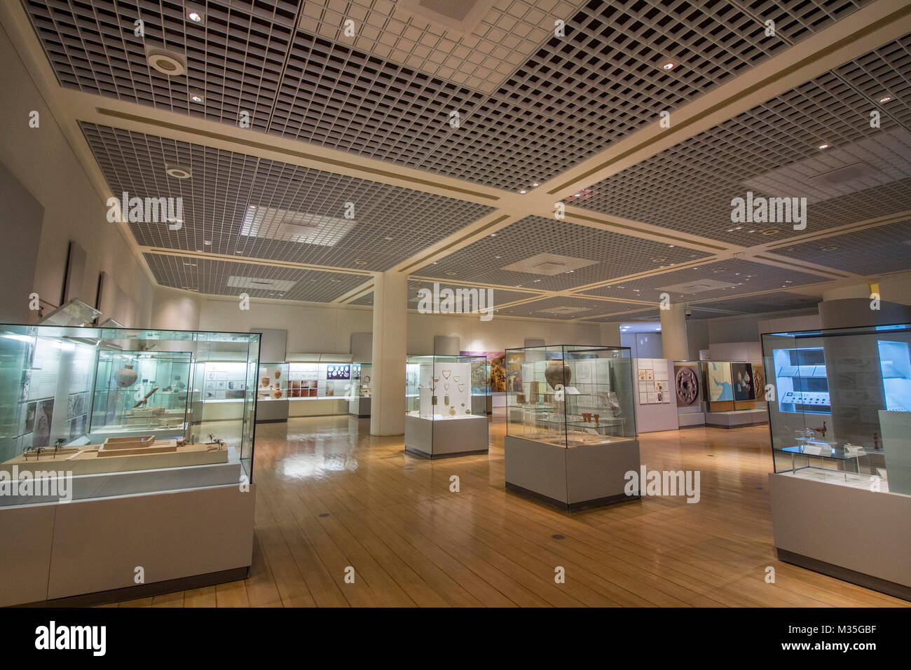 Il Dilmun exhibition hall all'interno il Museo Nazionale del Bahrain è il più grande e uno dei più antichi musei pubblici in Bahrain, vicino il re Faisal Hig Foto Stock