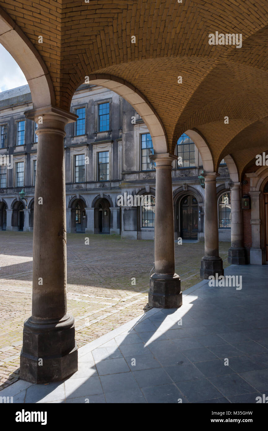 Colonnato con soffitto a volta in Binnenhof (corte interna). Den Haag (L'Aia), Paesi Bassi Foto Stock