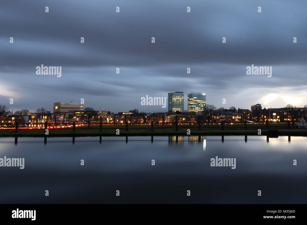 Skyline della città di Arnhem nei Paesi Bassi al tramonto e un cielo nuvoloso in gennaio. Una lunga esposizione dell'immagine. Foto Stock