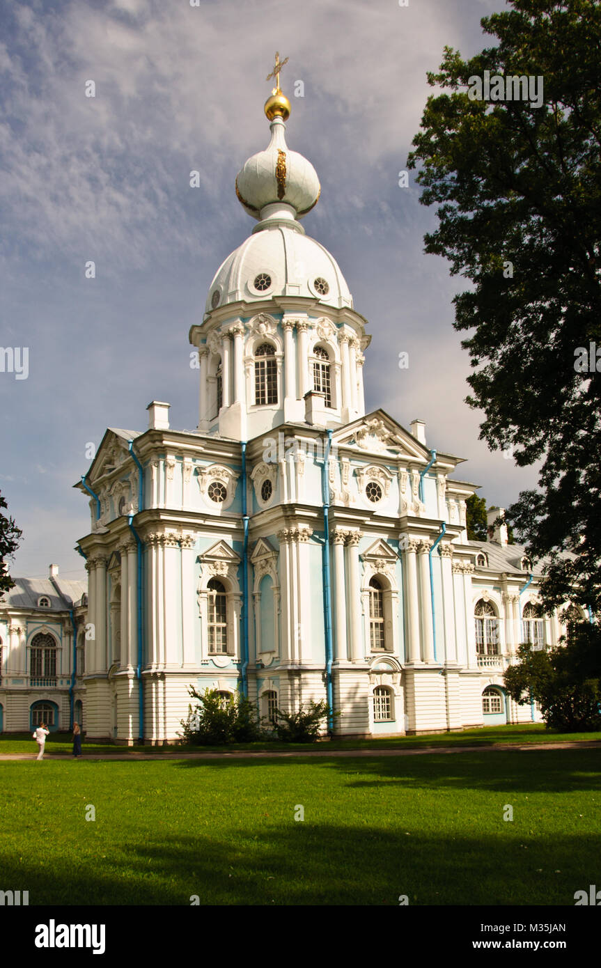 Una torre angolare del convento Smolny e complesso del Duomo a San Pietroburgo - Russia Foto Stock Una torre angolare del convento Smolny e complesso del Duomo a San Pietroburgo - Russia Foto Stock