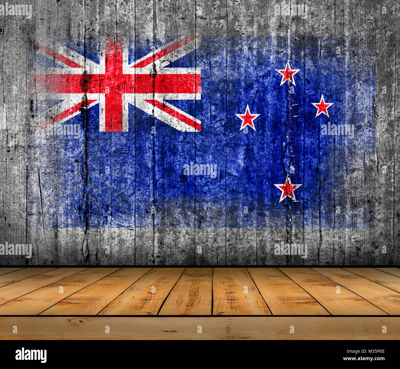Nuova Zelanda bandiera dipinta su una texture di sfondo di cemento grigio con pavimento in legno Foto Stock