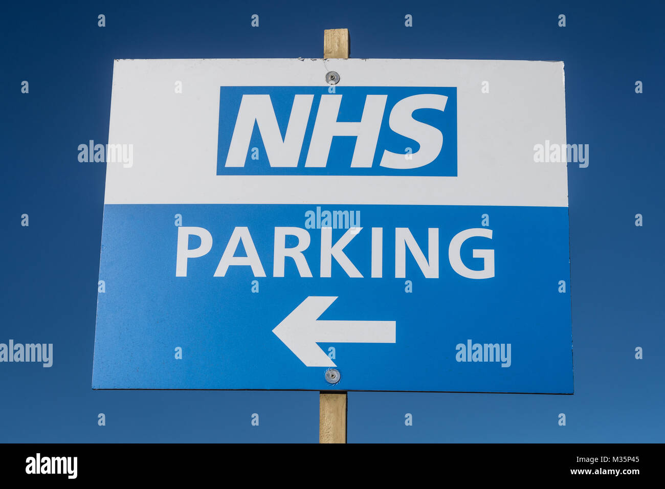 NHS parcheggio auto segno Foto Stock