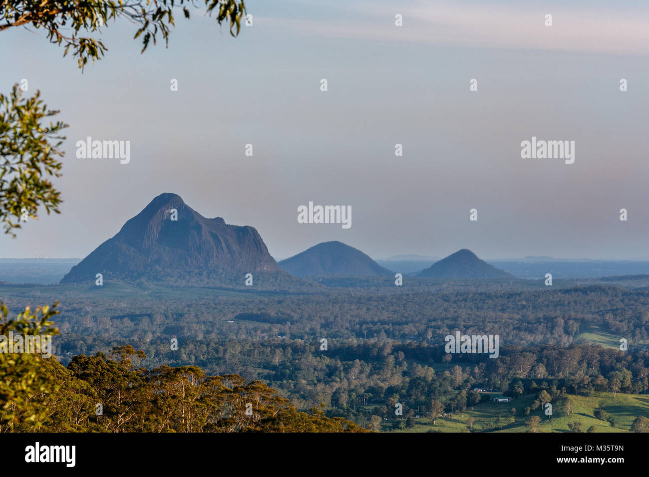 Vista della casa di vetro montagne di sera, Sunshine Coast, Queensland, Australia Foto Stock