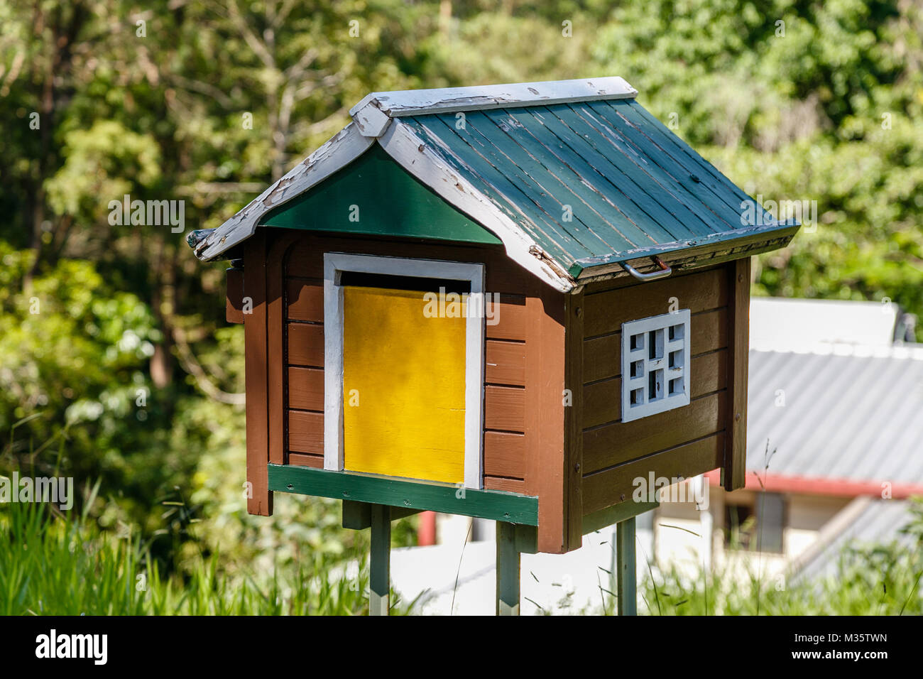 Campagna australiana. Cassetta postale in una forma di una casa. Sunshine Coast, Queensland, Australia Foto Stock