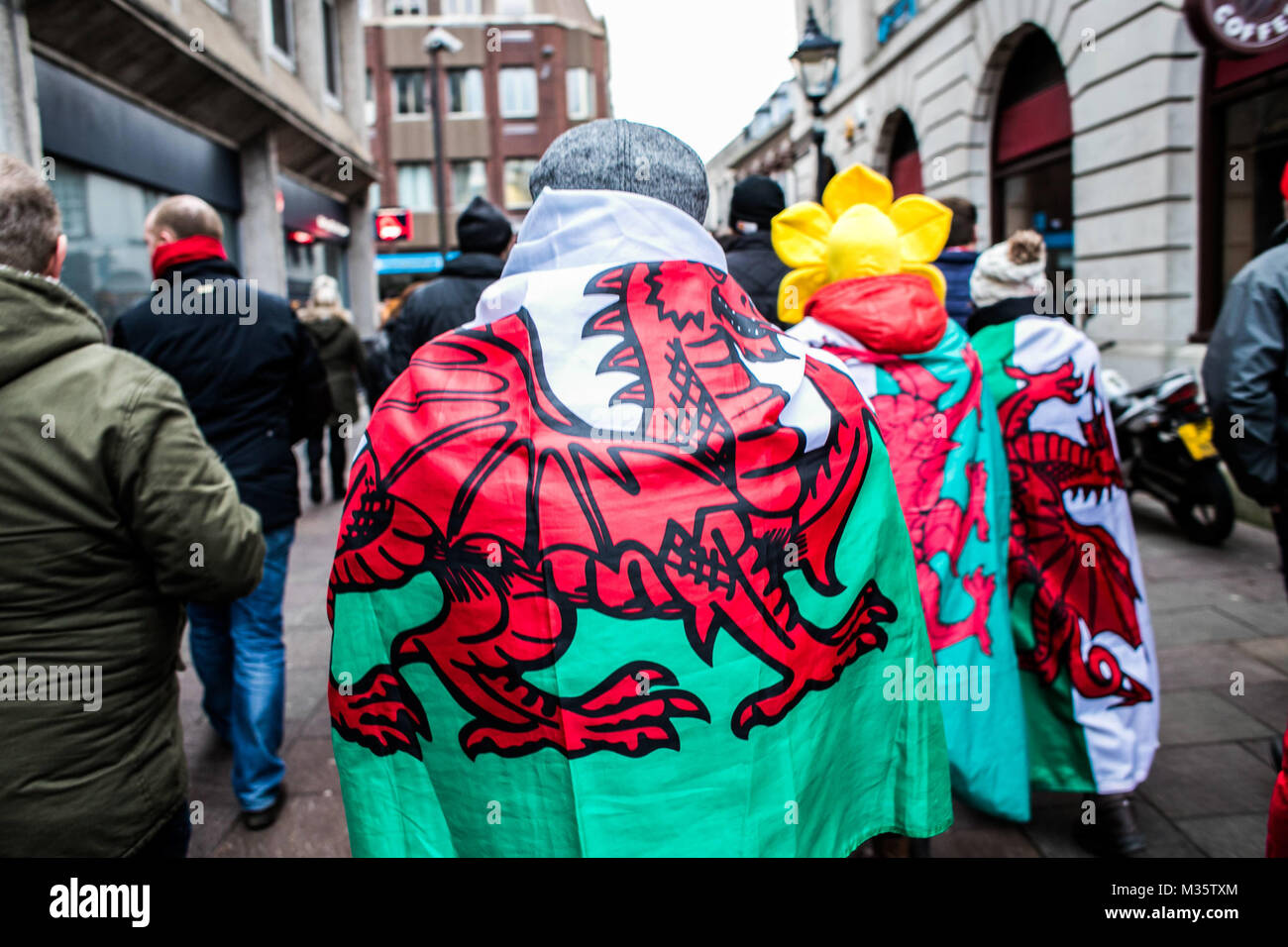 Welsh rugby fan celebrando ales vincere contro la Scozia per la prima partita del 6 nazioni del torneo, Cardiff, Regno Unito, 3 febbraio 2018 Foto Stock