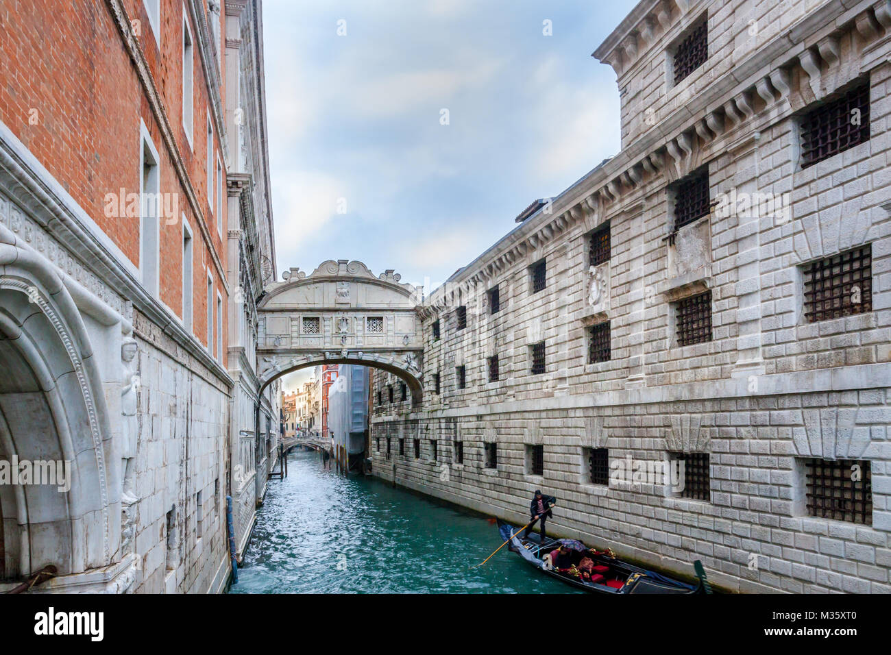 Ponte dei Sospiri Ponte dei Sospiri e al canal Rio di Palazzo Venezia città lagunare Italia i più famosi luoghi di interesse Foto Stock
