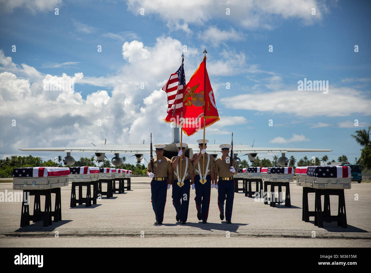 Un terzo reggimento Marine color guard prende il suo posto, 25 luglio 2015, durante una cerimonia di rimpatrio in Tarawa, Kiribati. La cerimonia ha onorato la rimane di circa 36 Marines che hanno combattuto e sono morti durante la Battaglia di Tarawa durante la II Guerra Mondiale, e sono stati caricati su di un C-130J Hercules aerei per essere trasportati indietro home per gli Stati Uniti. (U.S. Marine Corps foto di Cpl. Matteo J. Bragg") Cerimonia di rimpatrio onori Marines caduti dalla battaglia di Tarawa da #PACOM Foto Stock