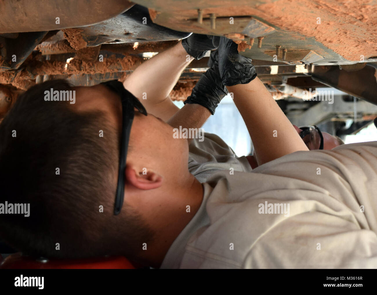 FORT STEWART, Ga. Luglio 25, 2015 - Georgia guardie della società Eco, 148th brigata battaglione di supporto, 48th della brigata di fanteria combattere Team eseguire riparazioni su una elevata mobilità multiuso di veicolo a ruote assegnato al primo battaglione 121 Reggimento di Fanteria. Unità del 48th IBCT stanno conducendo addestramento annuale a Fort Stewart. La Georgia esercito nazionale Guard foto di Capt. William Carraway / rilasciato Keep em Rolling dalla Georgia la Guardia Nazionale Foto Stock