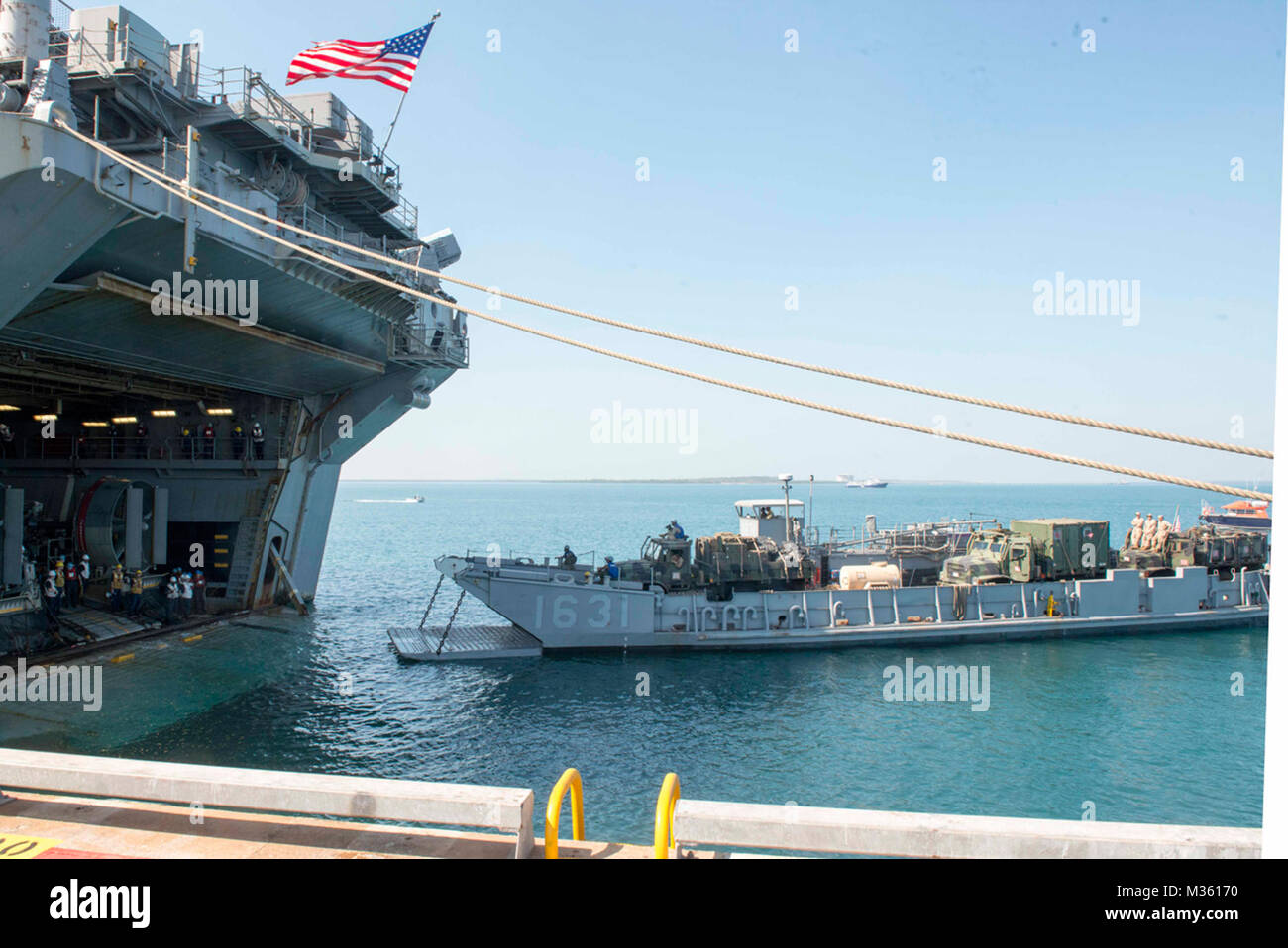 150726-N-AY934-058 Darwin, in Australia (26 luglio 2015) Landing Craft Utility (LCU) 1631 si prepara a off-caricare le attrezzature sul distribuita Amphibious Assault nave USS Bonhomme Richard (LHD 6). Bonhomme Richard è la nave di piombo del Bonhomme Richard Expeditionary Strike gruppo ed è di pattuglia NEGLI STATI UNITI 7 flotta area di operazioni. (U.S Navy foto di comunicazione di massa specialista in seconda classe Naomi VanDuser/RILASCIATO) Landing Craft Utility 1631 Off-Loads apparecchiature sulla USS Bonhomme Richard da #PACOM Foto Stock