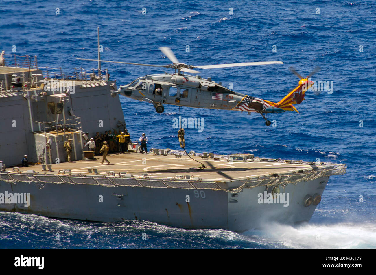 150728-N-YB023-291 OCEANO PACIFICO (28 luglio 2015) velisti assegnati per l'eliminazione degli ordigni esplosivi unità mobile (EODMU) 5, imbarcato a bordo della portaerei USS George Washington (CVN 73), eseguire un elicottero corda tecnica di sospensione di esercizio in un MH-60S Sea Hawk elicottero assegnato al Golden falchi di elicottero di mare squadrone di combattimento (HSC) 12 durante una visita-board-ricerca e sequestro praticare a bordo del Arleigh Burke-class guidato-missile destroyer USS Chafee (DDG 90). (U.S. Foto di Marina di Massa Specialista comunicazione marinaio Clemente A. Lynch/RILASCIATO) marinai condurre un Visit-Board-cerca un Foto Stock