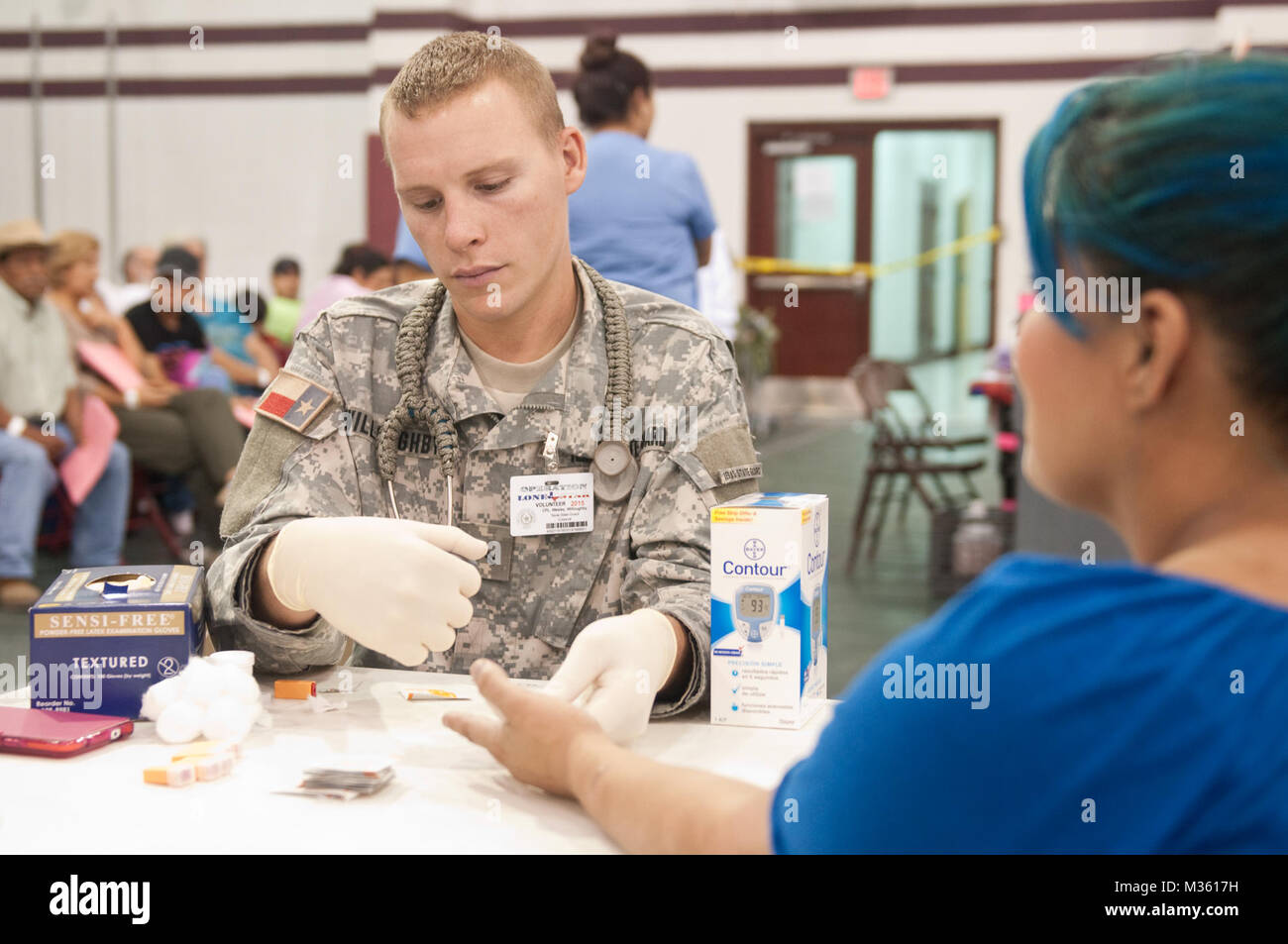 Texas State Guard Cpl. Wes Willoughby prepara un misuratore di glucosio ematico durante il funzionamento Lone Star in San Juan, Texas, 29 luglio 2015. OLS è un corso di cinque giorni mass casualty, la preparazione alle situazioni di emergenza e esercizio nel sud del Texas, che dà il Texas guardie e gli enti locali e stato di salute agenzie la possibilità di trattare i pazienti civili e rimangono pronti per una vera catastrofe mondiale. (Texas Guardia Nazionale foto di esercito Sgt. Praxdis Piñeda) 150729-Z-UK716-010 da Texas Dipartimento Militare Foto Stock