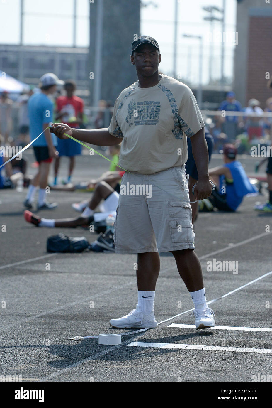 Pvt. Brenden Jackson, 18, di Port Arthur, Texas, con l'esercito del Texas la Guardia Nazionale di reclutare il supporto programma volontario presso i ragazzi salto in lungo la concorrenza Luglio 31, 2015, al Texas Amatuer federazione atletica estivo di giochi in College Station. Circa 75 Texas della Guardia RSP guerrieri e il TXARNG il reclutamento e il supporto comando supportato l annuale, cinque giorni di evento sportivo che ha ospitato centinaia di atleti provenienti da tutto lo stato. (Air National Guard foto da 1Lt. Alicia M. Lacy/RILASCIATO) 150731-Z-NC104-057 da Texas Dipartimento Militare Foto Stock