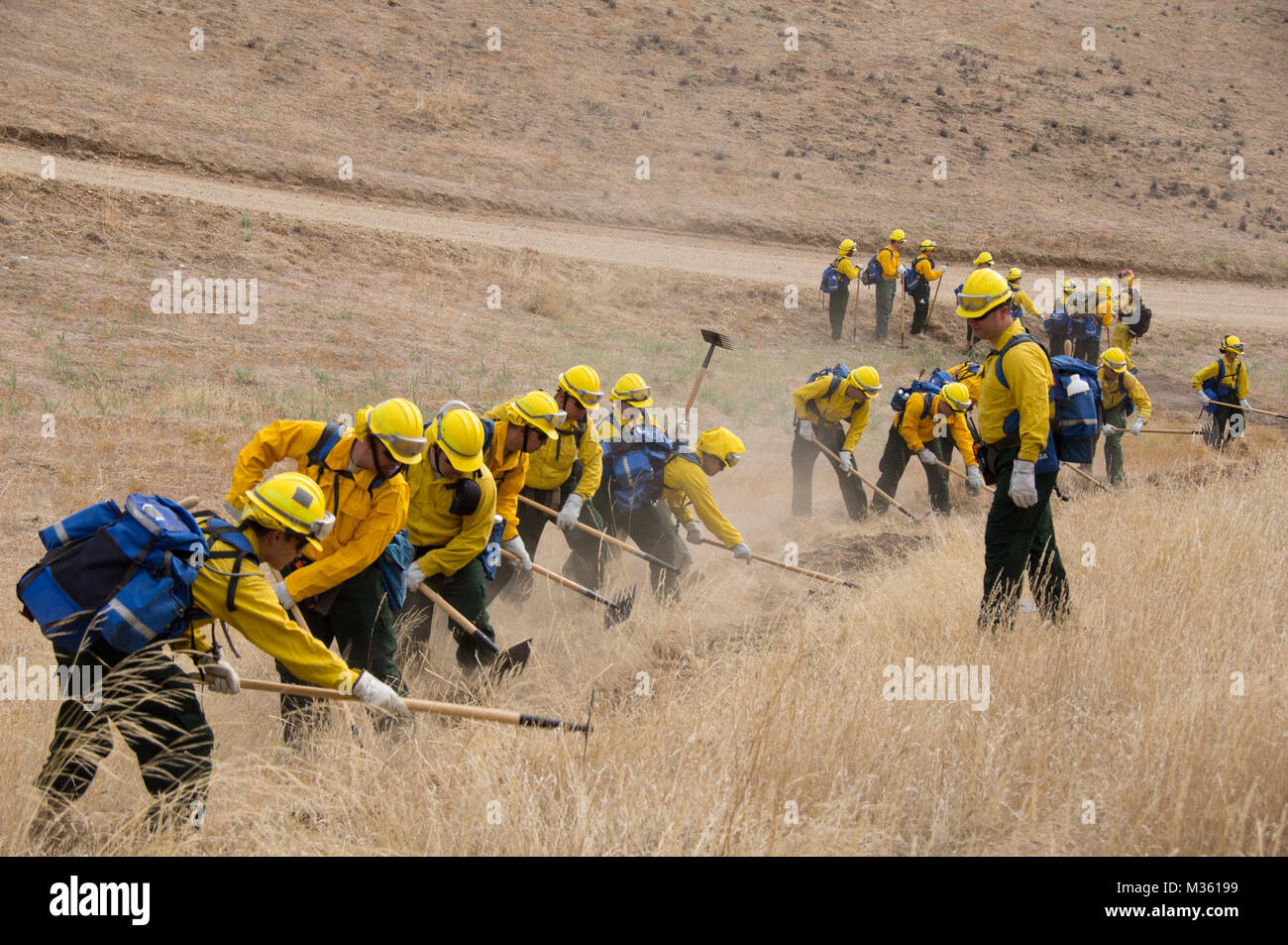 California la Guardia Nazionale i soldati della brigata 578th Engineer Battaglione e il primo battaglione, XVIII Cavalleria, 79th della brigata di fanteria combattere la squadra, pratica wildfire mano tecniche di equipaggio con istruttori del dipartimento della California di selvicoltura e protezione antincendio (CAL FIRE) a Camp Roberts, California, e il Agosto 4, 2015. Questa è stata la fase finale di una tre giorni di evento di formazione prepara i soldati di partecipare nella lotta antincendio sforzi nella California del nord. (Esercito Guardia Nazionale foto/SPC. Sigmund W. Rakiec/rilascio) 140 California Guardia Nazionale Foto Stock