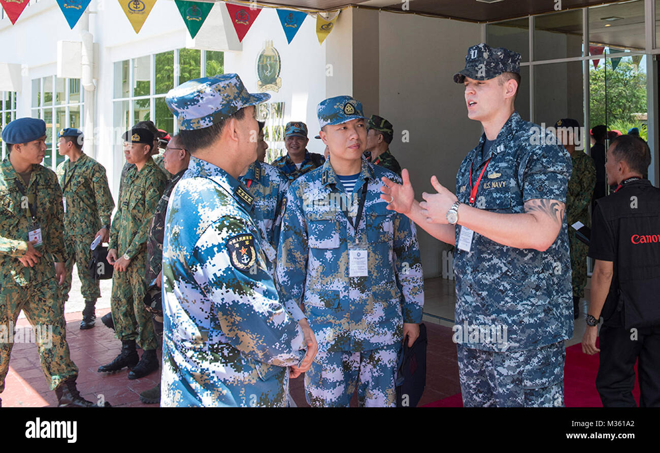 160503-N-OU129-161 MUARA base navale, Brunei (3 maggio 2016) Lt. Taylor Hamilton parla con delegati dall Esercito di Liberazione del Popolo Navy durante l'apertura-cerimonia dell'ASEAN il Ministro della difesa della riunione (ADMM) più la sicurezza marittima e la lotta contro il terrorismo la formazione sul campo esercizio 2016. ADMM Plus mira a rafforzare la cooperazione e la condivisione delle informazioni durante la sicurezza marittima e la lotta contro il terrorismo le operazioni. (U.S. Foto di Marina di Massa lo specialista di comunicazione di terza classe Joshua Fulton/RILASCIATO) Riunione fornisce per la multinazionale impegno da parte #PACOM Foto Stock