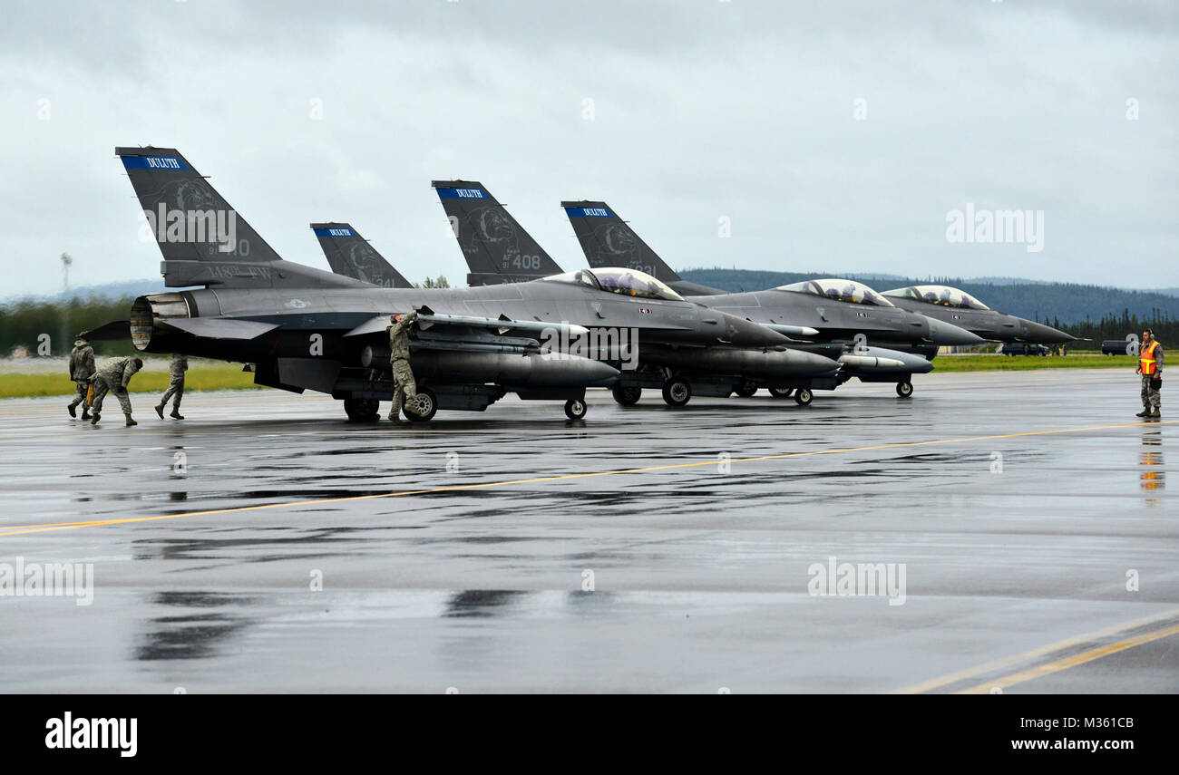 Stati Uniti Air Force manutenzione aviatori preparare F-16 Fighting Falcons assegnato all'Air National Guard il 179th Fighter Squadron, fuori di Duluth, Minn. Air National Guard per il primo lancio di Red Flag-Alaska 15-3 il 10 agosto 2015, a Eielson Air Force Base in Alaska. La Minnesota ANG è che partecipano a questo Pacific Air Forces commander-campo diretto esercizio di addestramento per gli Stati Uniti e il partner le forze della Nazione, fornendo offensiva combinata contro-aria, interdizione aria vicino il supporto e la grande forza della formazione professionale in un combattimento simulato l'ambiente. (U.S. Air Force foto di Airman 1. Classe Kyle Johnso Foto Stock