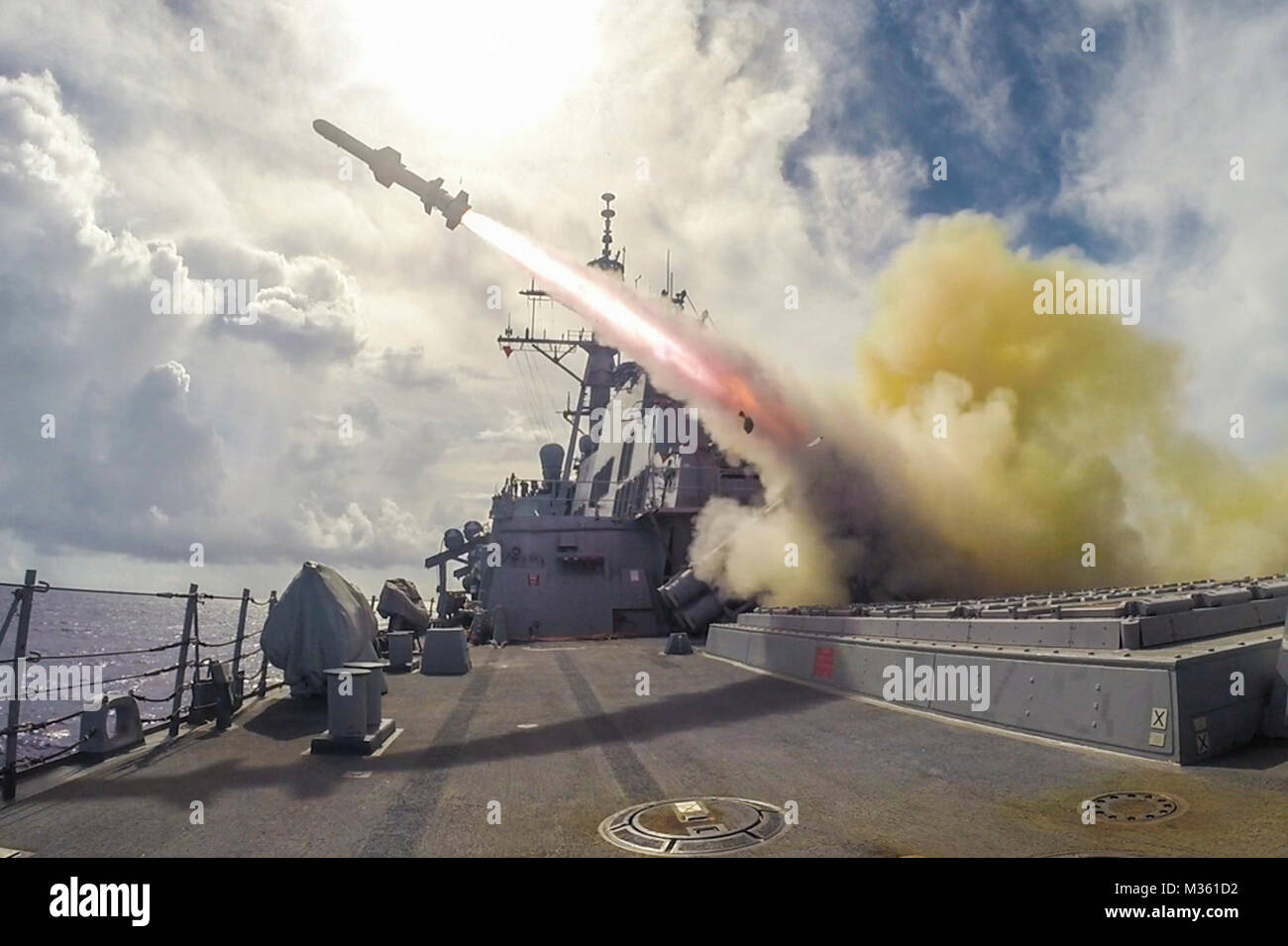 150812-N-XM324-025 acque vicino a Guam (feb. 12, 2015) Il Arleigh Burke-class guidato-missile destroyer USS Fitzgerald (DDG 62) incendi un harpoon missile durante un live-drill incendio. Fitzgerald è di pattuglia NEGLI STATI UNITI 7 flotta area di responsabilità il supporto di sicurezza e stabilità nella Indo-Asia-regione del Pacifico. (U.S. Foto di Marina di Massa lo specialista di comunicazione di terza classe Patrick Dionne/RILASCIATO) USS Fitzgerald spara un harpoon missile durante un drill Live-Five da #PACOM Foto Stock