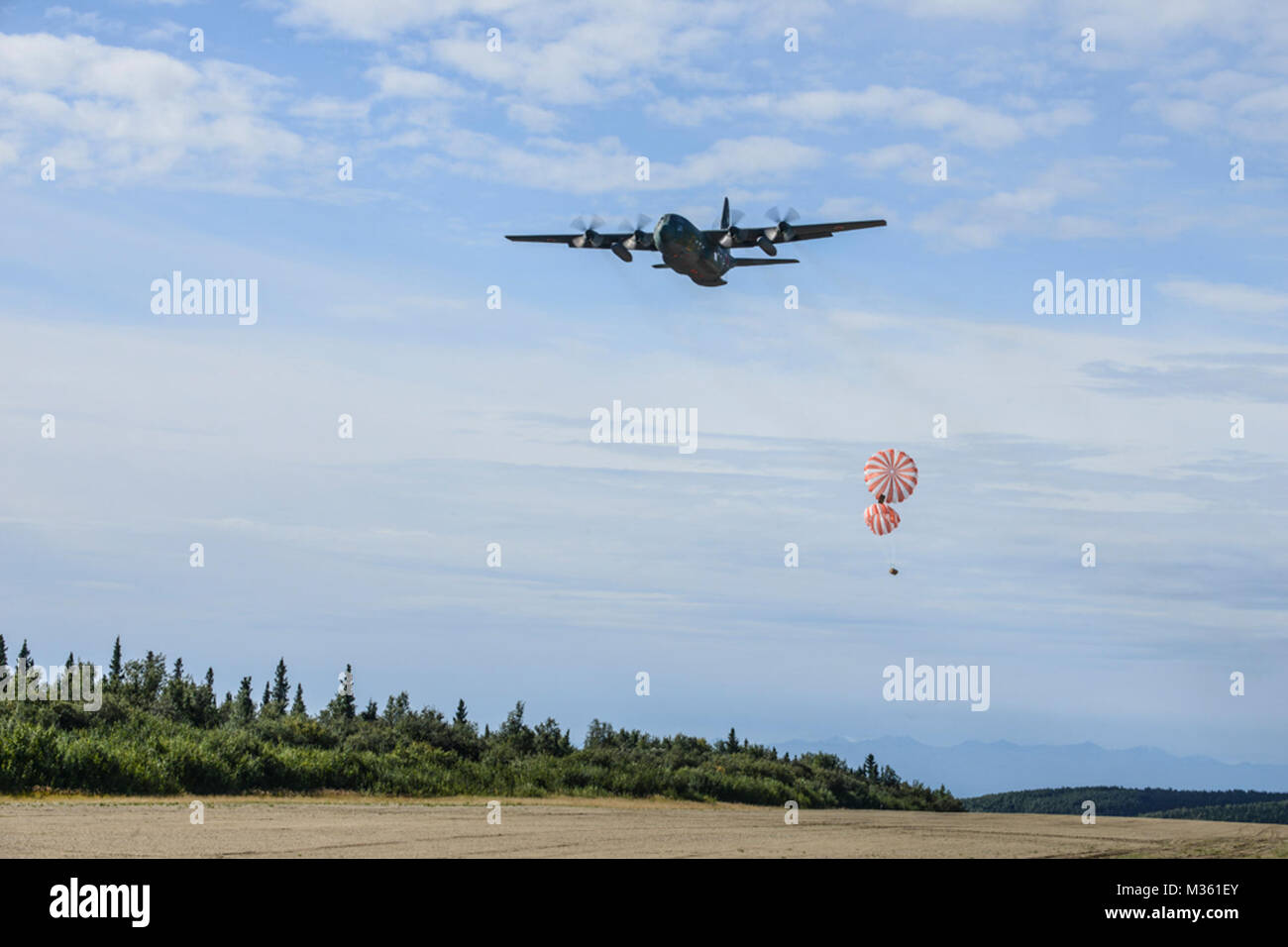 Un Giappone Aria forza di autodifesa C-130 Hercules esegue un air drop dimostrazione il Agosto 17, 2015, durante la bandiera rossa-Alaska (RF-A) 15-3 in corrispondenza del giunto Pacific Alaska Range complesso. La dimostrazione è stata per l'osservatore Executive Program, che è progettato per presentare Pacific Air Force multinazionale premier gran forza occupazione esercizio mentre la creazione di partenariati con i senior leader airpower dalla comunità globale. (U.S. Air Force foto di Senior Airman Ashley Nicole Taylor/RILASCIATO) Giappone Aria forza di autodifesa C-130 esegue Air Drop Demo durante la bandiera rossa-Alaska da #PACOM Foto Stock