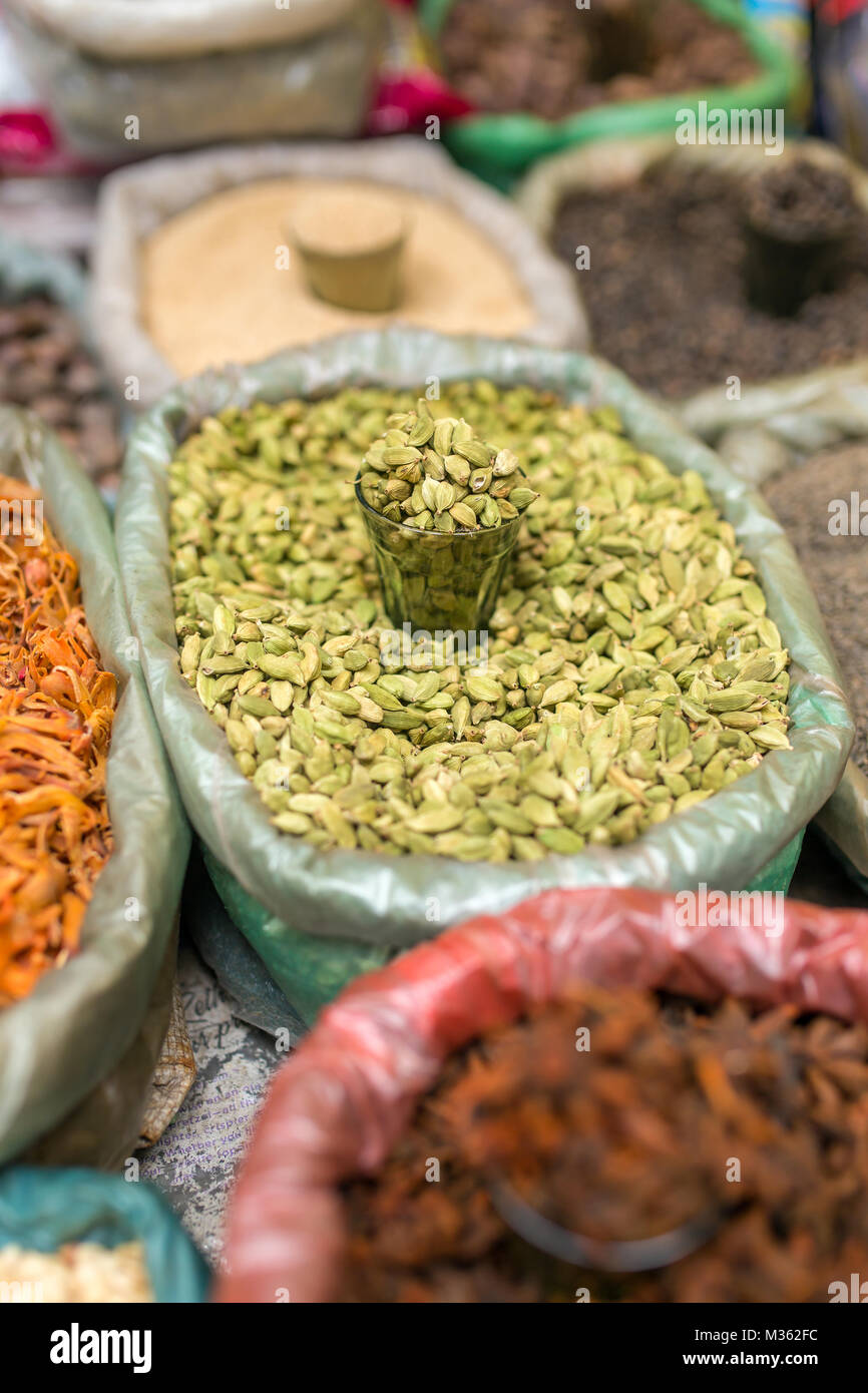 Close-up cardamomo e altre spezie sul mercato indiano in stallo Foto Stock