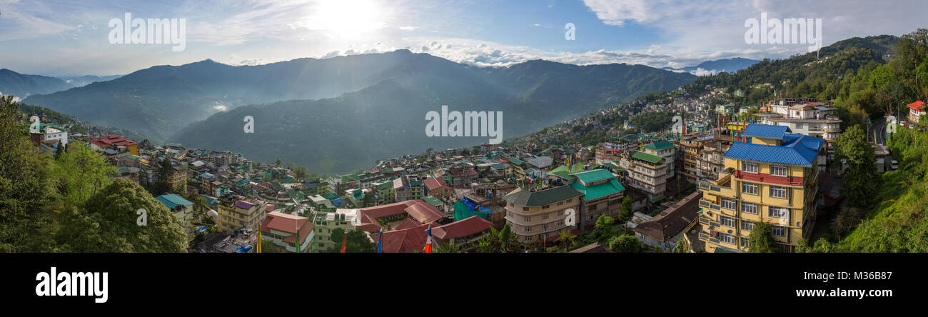 Il bellissimo panorama della città di Gangtok, capitale del Sikkim stato, India del Nord. Foto Stock