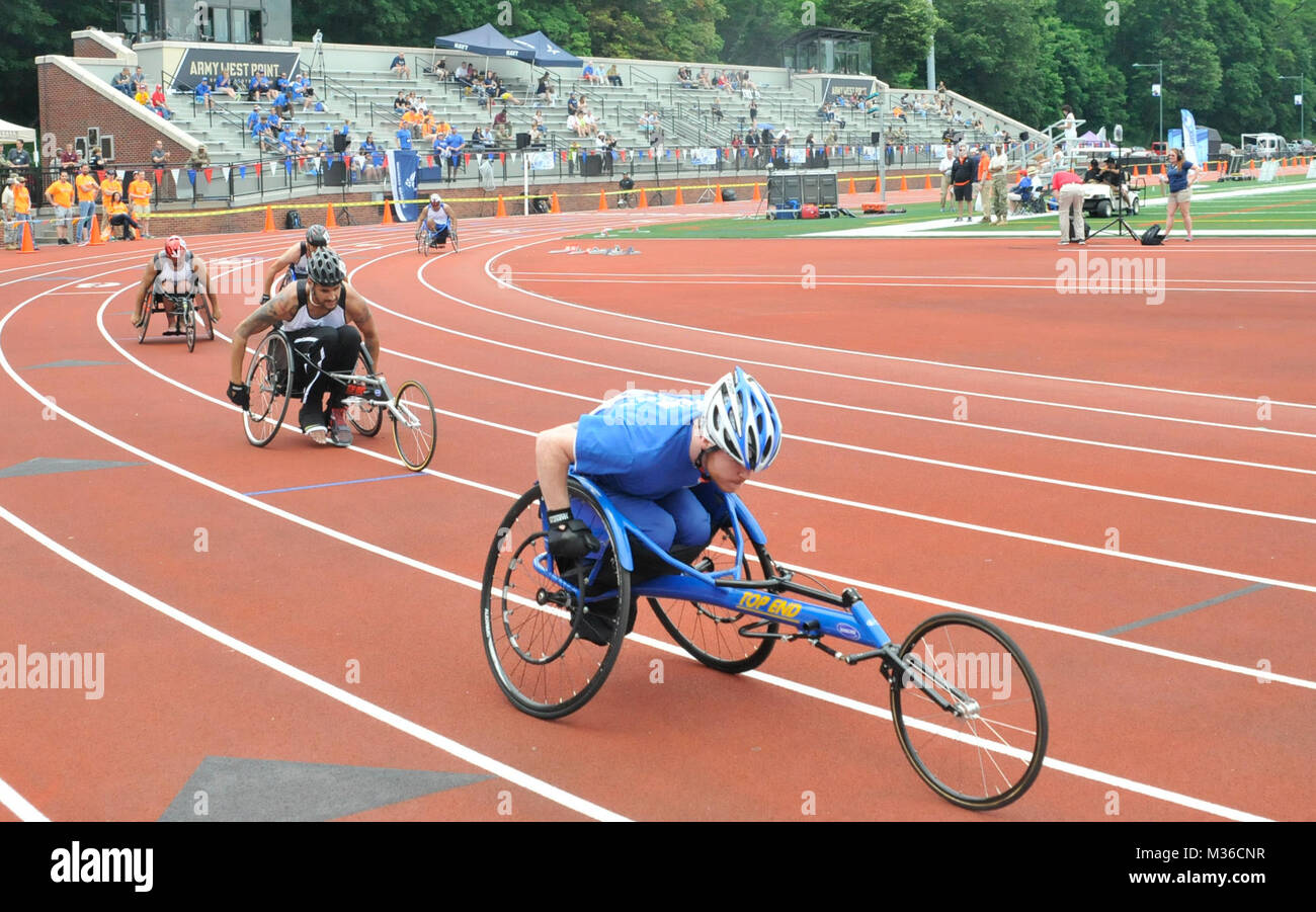 Guerriero ferito atleti competono in bicicletta ergonometrica al 2016 DoD Warrior giochi presso l'U.S. Accademia Militare di West Point, N.Y. il 16 giugno. I giochi, in funzione da giugno 15-21, sono un paralimpico tipo di evento per i feriti e ammalati e feriti da personale militare in rappresentanza di tutti e quattro gli Stati Uniti Servizi, il Comando Operazioni Speciali e il Regno Unito. 160616-A-IL912-079 dalla Air Force guerriero ferito Foto Stock