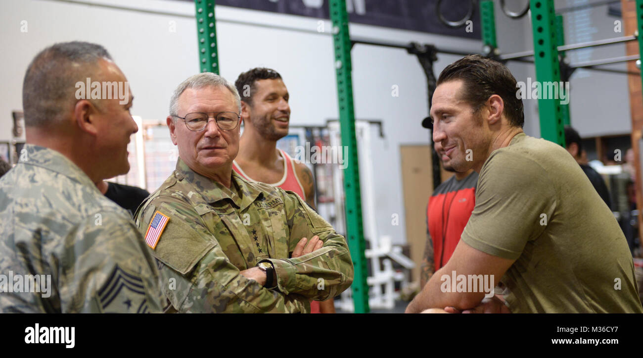 MMA fighter e forze speciali Sgt. 1. Classe Tim Kennedy, a destra si incontra con General Frank erba, capo della Guardia Nazionale Bureau, centro e Chief Mitch spazzola, arruolati senior advisor per la Guardia Nazionale Ufficio di presidenza, di sinistra, Onnit Academy di Austin, Texas. Erba e Kennedy riflettere sul tempo trascorso insieme durante un uso tour oltreoceano, 17 giugno 2016. (U.S. Esercito nazionale Guard foto di Capt. Jessica Jackson/RILASCIATO) 160617-Z-ZV862-003 da Texas Dipartimento Militare Foto Stock