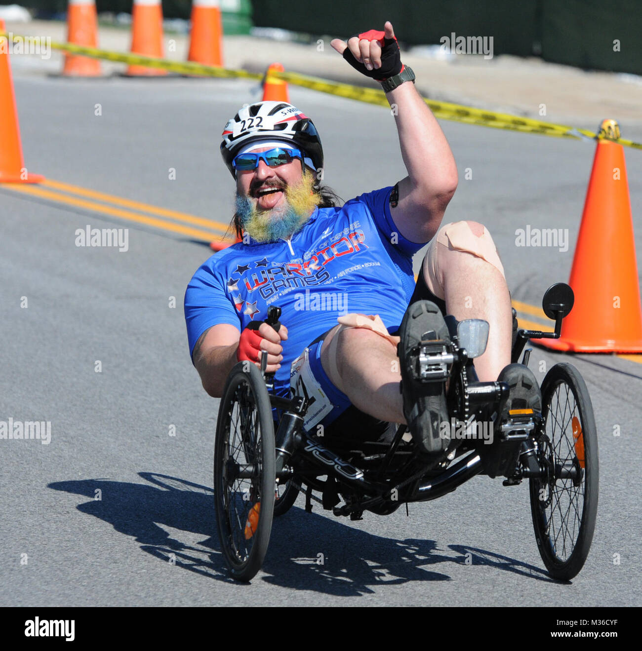 Air Force veterano Tech Sgt. Cory Anderson tazze per la telecamera durante la bicicletta reclinata evento del 2016 DoD Warrior giochi presso l'U.S. Accademia Militare di West Point, N.Y. il 18 giugno. I giochi, in funzione da giugno 15-21, sono un paralimpico tipo di evento per i feriti e ammalati e feriti da personale militare in rappresentanza di tutti e quattro gli Stati Uniti Servizi, il Comando Operazioni Speciali e il Regno Unito. 160618-A-IL912-154 dalla Air Force guerriero ferito Foto Stock