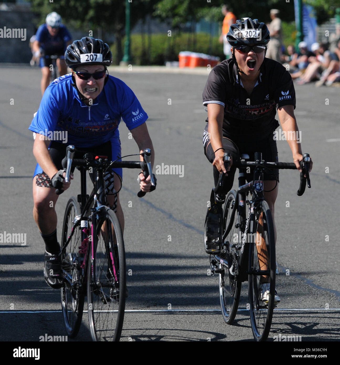 Air Force veterano veterano Tech Sgt. Jessica Moore ed esercito veterano Sgt. Ana Manciaz attraversare la linea del traguardo affiancate alla manifestazione ciclistica del 2016 DoD Warrior giochi presso l'U.S. Accademia Militare di West Point, N.Y. il 18 giugno. I giochi, in funzione da giugno 15-21, sono un paralimpico tipo di evento per i feriti e ammalati e feriti da personale militare in rappresentanza di tutti e quattro gli Stati Uniti Servizi, il Comando Operazioni Speciali e il Regno Unito. 160618-A-IL912-195 dalla Air Force guerriero ferito Foto Stock