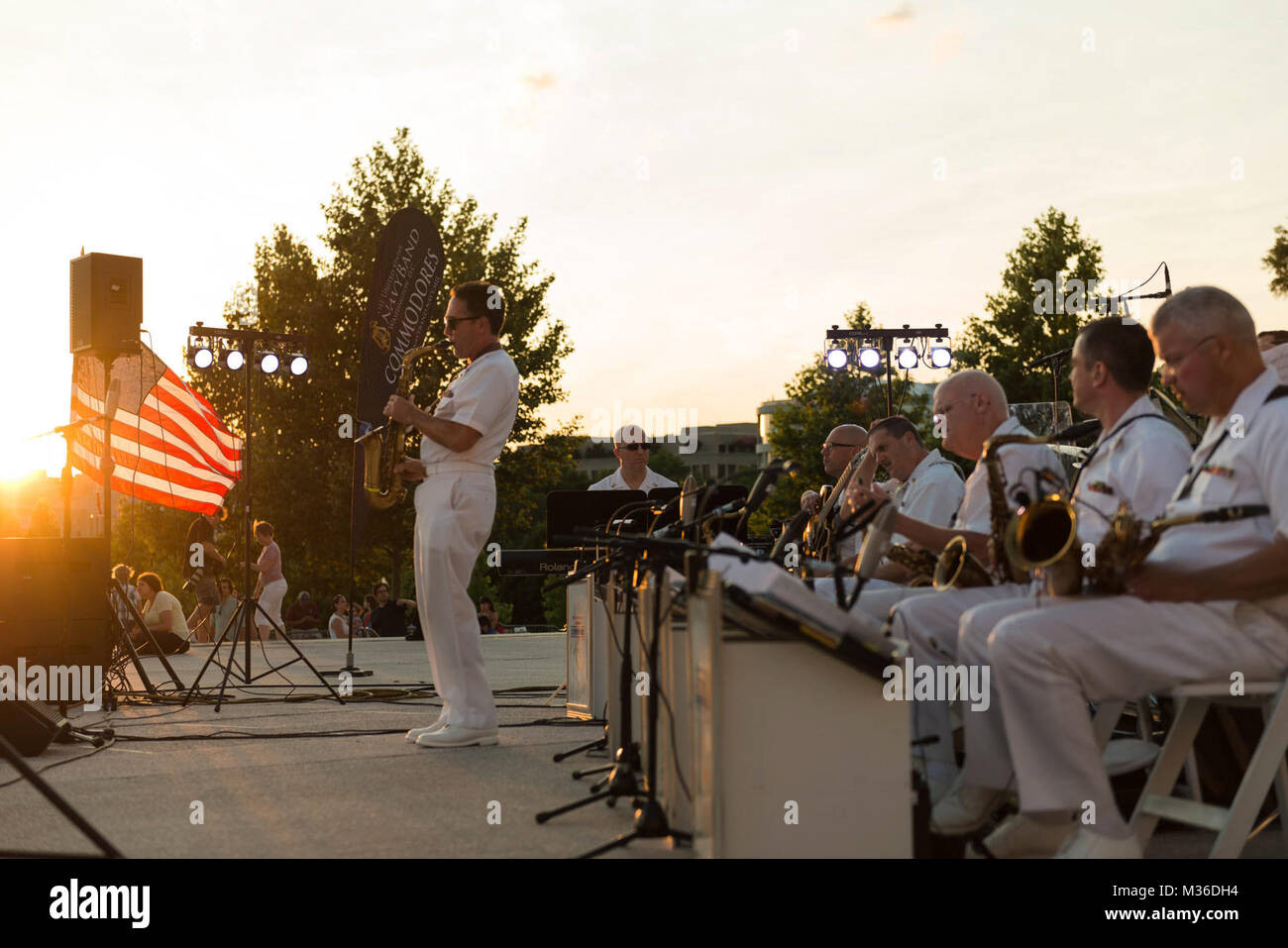 160711-N-DD694-004 Washington (Luglio 11, 2016) Senior Chief Musician William Mulligan, di Columbus, Ohio, svolge un sassofono solista con la marina degli Stati Uniti Commodores banda jazz ensemble. La banda della marina presenta concerti presso il Campidoglio il lunedì sera per tutta l'estate. (U.S. Foto di Marina dal musicista di prima classe Brittany Foster/RILASCIATO) 160711-N-DD694-004 dalla Marina degli Stati Uniti Band Foto Stock