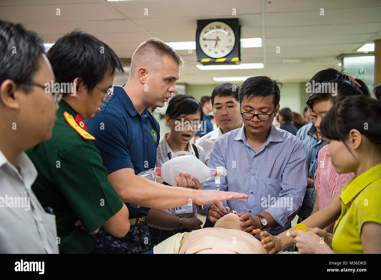 160718-N-BB534-1000 Da Nang, Vietnam (18 luglio 2016) Lt. Steven Whelpley, una medicina di emergenza medico assegnato a USNS misericordia (T-AH 19), discute l'intubazione con medici provenienti dal Vietnam. I medici hanno visitato la misericordia di partecipare a un esperto in materia di exchange per discutere i traumi e lesioni pratica a mani sulle procedure. La misericordia è unita di Da Nang da JS Shimokita (LST-4002) e Vietnam popolare di nave della marina americana Khánh Hóa per Pacific Partnership 2016. Nazioni partner stanno lavorando fianco a fianco con militari locali e alle organizzazioni non governative di comportamento salute cooperativa impegni, comunità relat Foto Stock