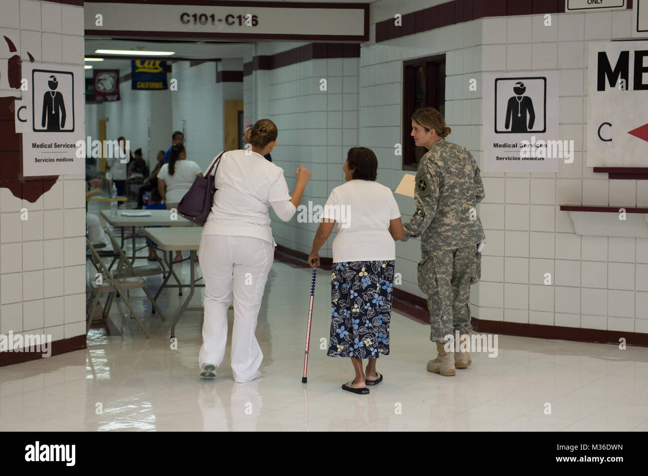 Un soldato dal 804th brigata medica, U.S. Esercito si riserva, a destra e a un volontario di fornitore del servizio medico, sinistra, portare un paziente di servizi medici all'operazione annuale Lone Star (OLS) evento, luglio 27, 2016 in Pharr, Texas. I membri del servizio dal Texas State Guard ha lavorato al fianco di soldati dal 804th brigata medica, U.S. Esercito di riserva, il Texas del Dipartimento della Pubblica Sicurezza, il Dipartimento di Stato servizi sanitari, remota area medici volontari, Cameron County Dipartimento di Salute umana Services (DHHS), città di Laredo Reparto di Salute, Hidalgo County DHHS e U.S. Servizi di sanità pubblica Foto Stock