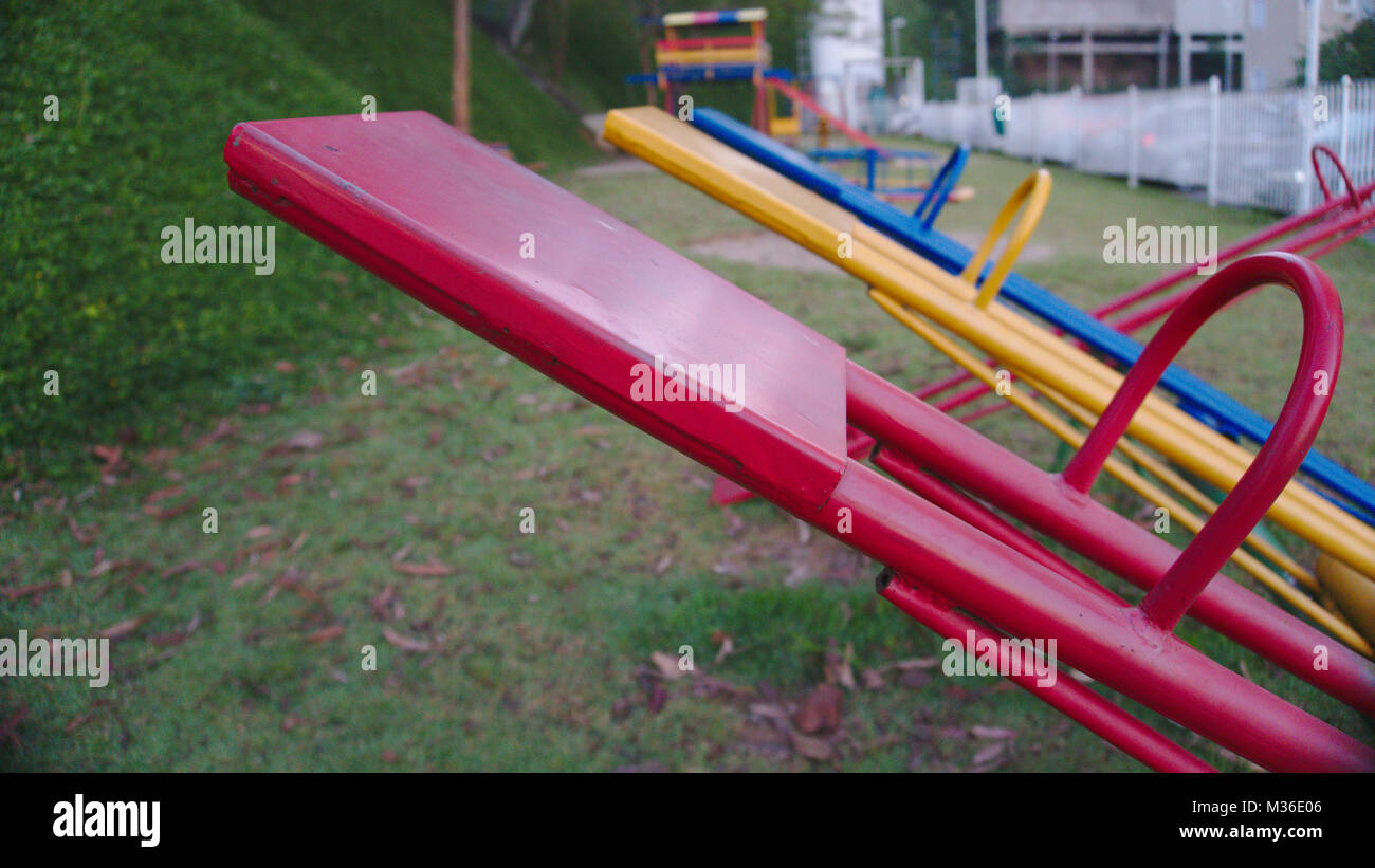 Quattro coloratissimi pagaie in un parco giochi. Foto Stock