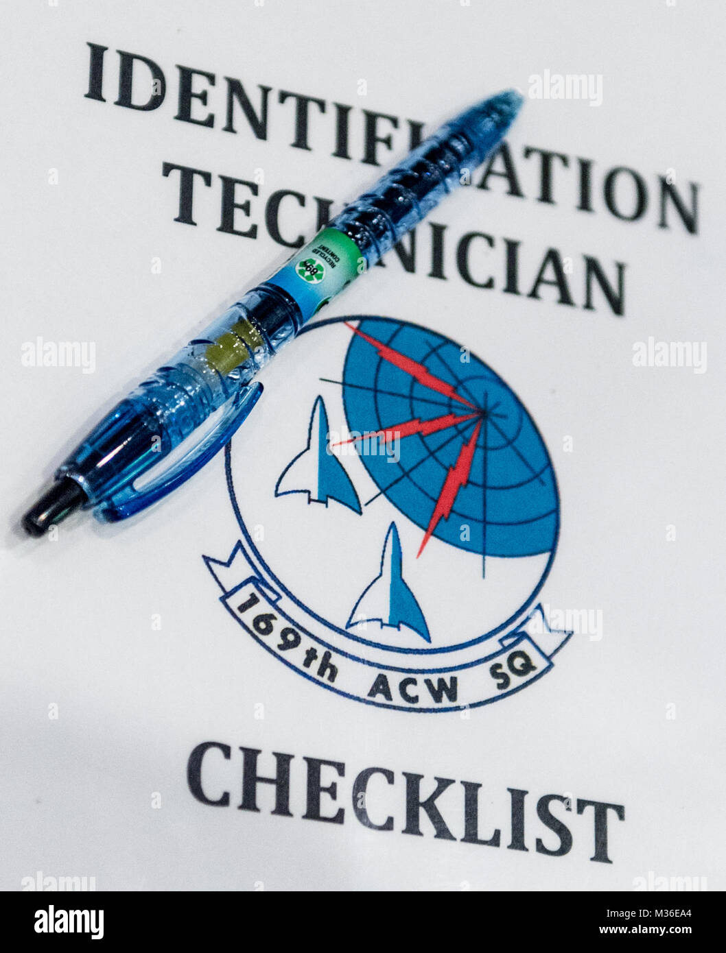 Un legante contenente le liste di controllo utilizzate per identificare gli aeromobili da tecnici 169Air Defense Squadron (ADS) delle Hawaii Air National Guard a Wheeler Army Airfield, Wahiawa, Oahu, Hawaii, 11 Ago, 2016. Il 169A COMANDO ARIA & squadrone di avvertimento re-è stato designato come il 169Air Defense Squadron. (U.S. Air Force foto di J.M. Eddins Jr.) 160811-F-LW859-005 da AirmanMagazine Foto Stock