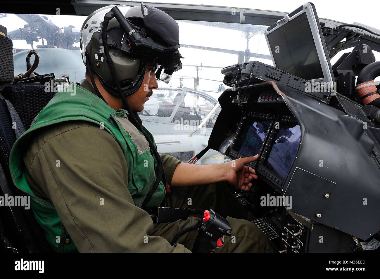 160817-N-VD165-132 PHILLIPINE MARE (feb. 17, 2016) Marine Cpl. Gerardo Gutierrez, assegnato al XIII Marine Expeditionary Unit (MEU), germogli di errore per il casco montato vista e sistema di visualizzazione su un AH-1Z Viper elicottero sul ponte di volo di assalto anfibio nave USS Boxer (LHD 4). Boxer, l'ammiraglia per il Boxer anfibio gruppo pronto, con il XIII imbarcato MEU, è operativo negli Stati Uniti 7 flotta area di operazioni a sostegno della sicurezza e della stabilità in Indo-Asia-regione del Pacifico. (U.S. Foto di Marina di Massa lo specialista di comunicazione 2a classe Jose Jaen/RILASCIATO) mantenendo la AH-1Z Vipe Foto Stock