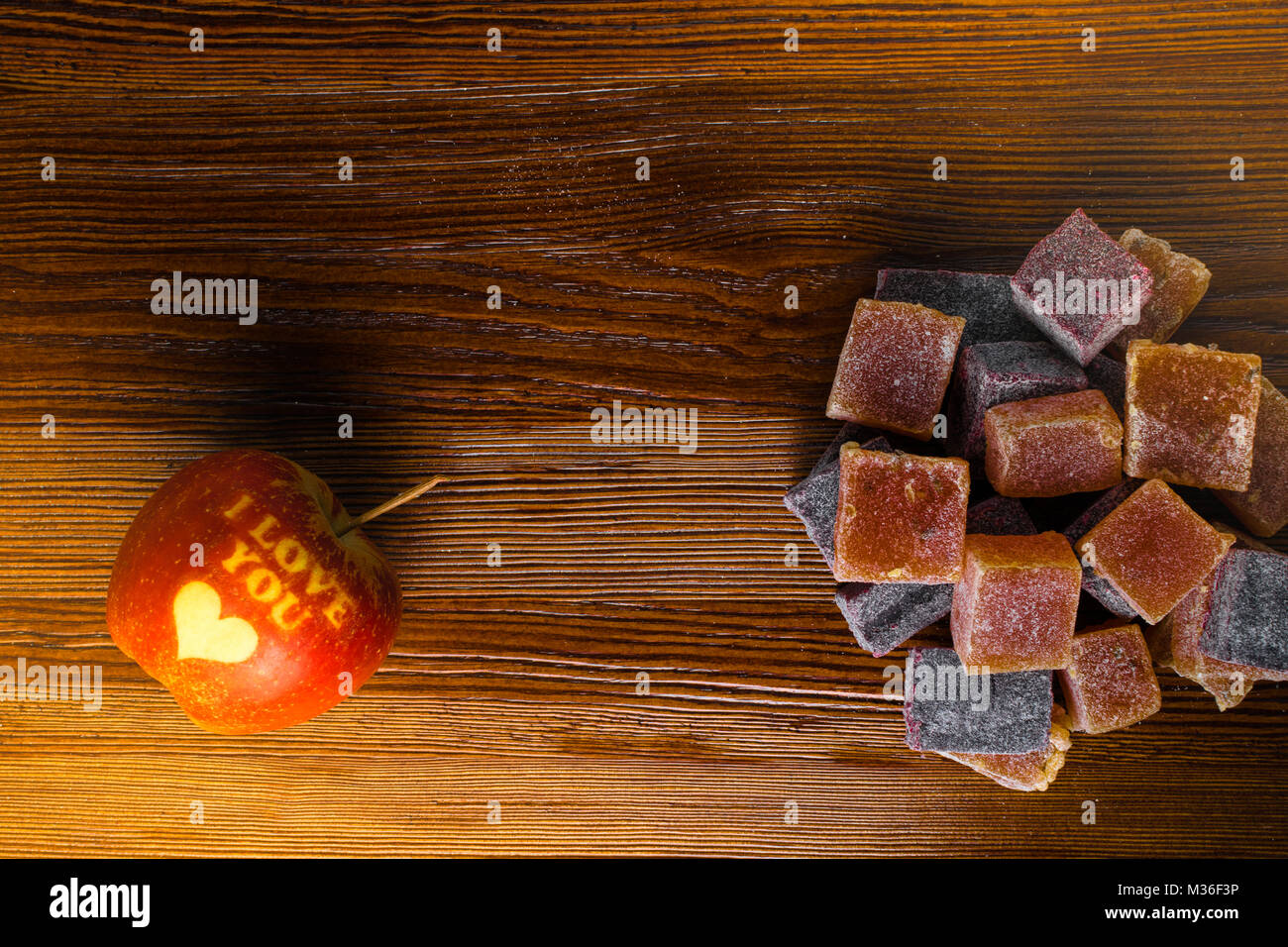 Io amo yo u apple con dolci marmellata di colore bacche di olivello spinoso e aronia Foto Stock