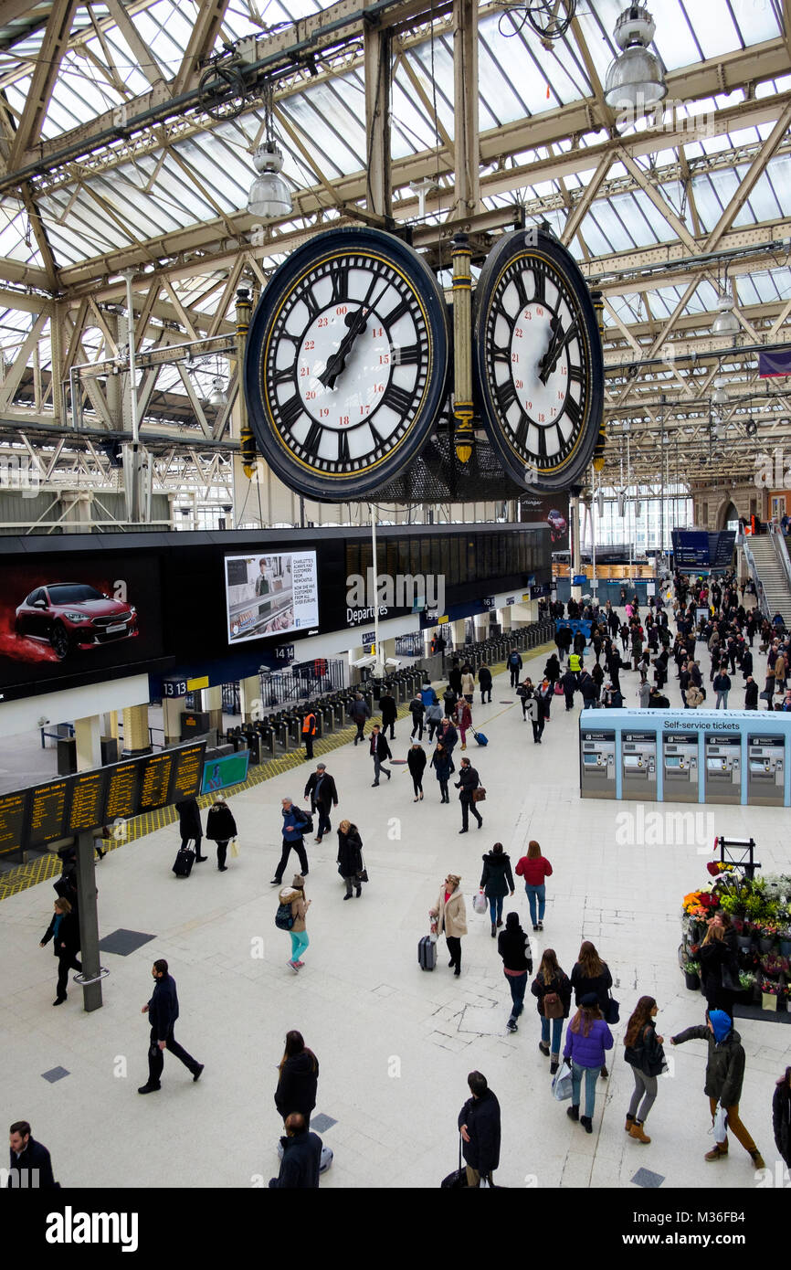 Orologio stazione sopra il piazzale della stazione di Waterloo, London, Regno Unito Foto Stock