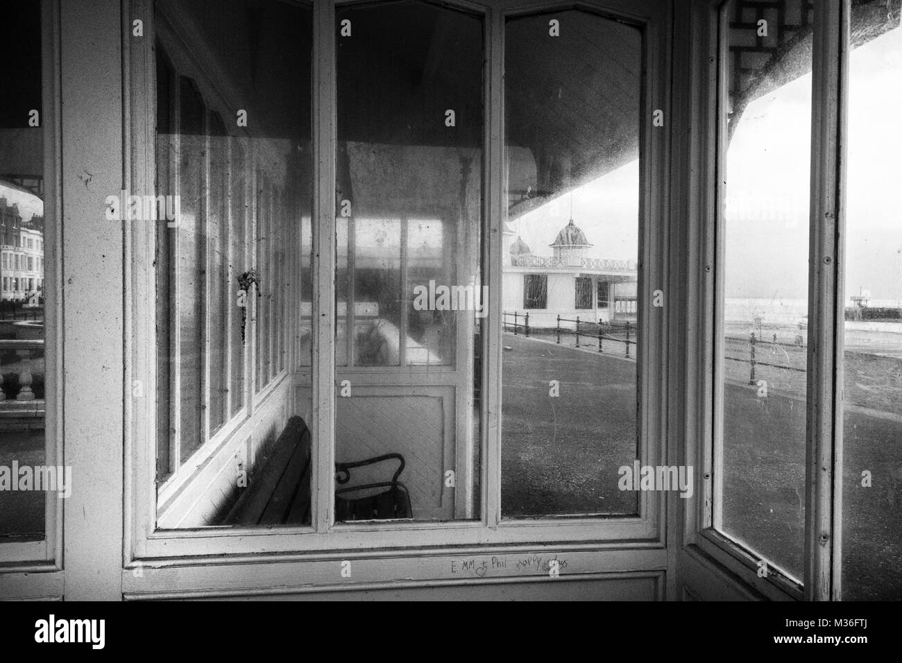 Bianco e nero street photography: vista dal rifugio sul lungomare, Herne Bay, Kent, Regno Unito Foto Stock