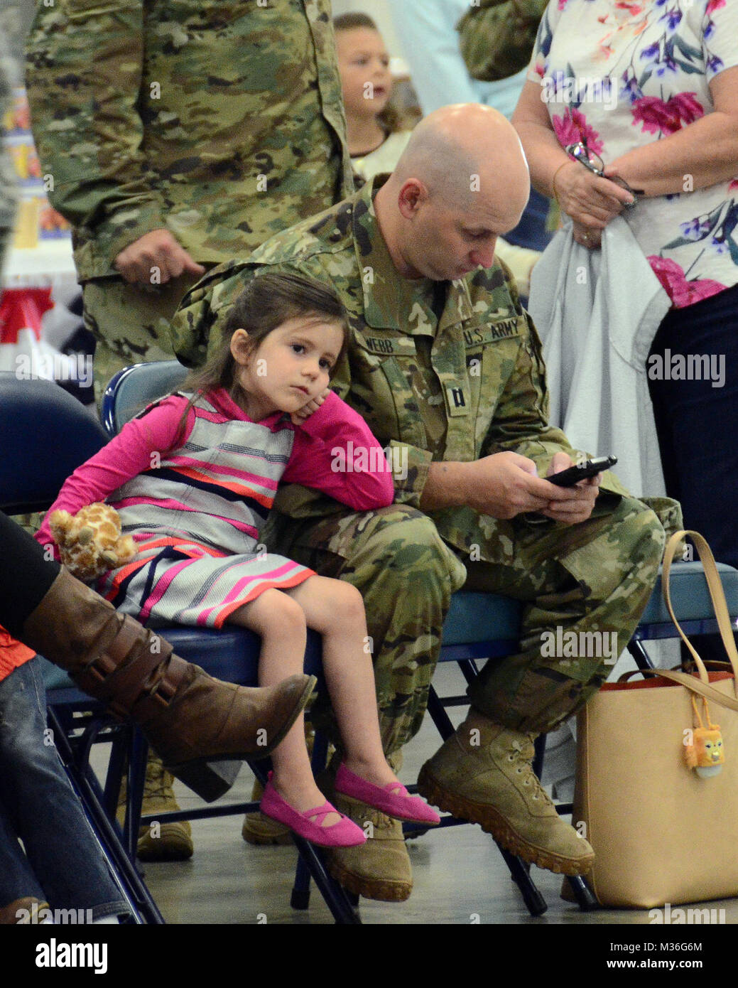 Il cap. Michael Webb, Jr. e sua figlia attendere sul 316supporto comando (Experditionary) cerimonia di distribuzione per iniziare a Pittsburgh riserva d'aria di base, 1 ottobre, 2016. La 316è il titolo per la stazione di mobilitazione di Fort Hood in Texas, poi al Golfo Persico per la loro distribuzione. (U.S. Foto dell'esercito da Master Sgt. D. Keith Johnson) 161001-A-ONU836-009 da 316ESC Foto Stock