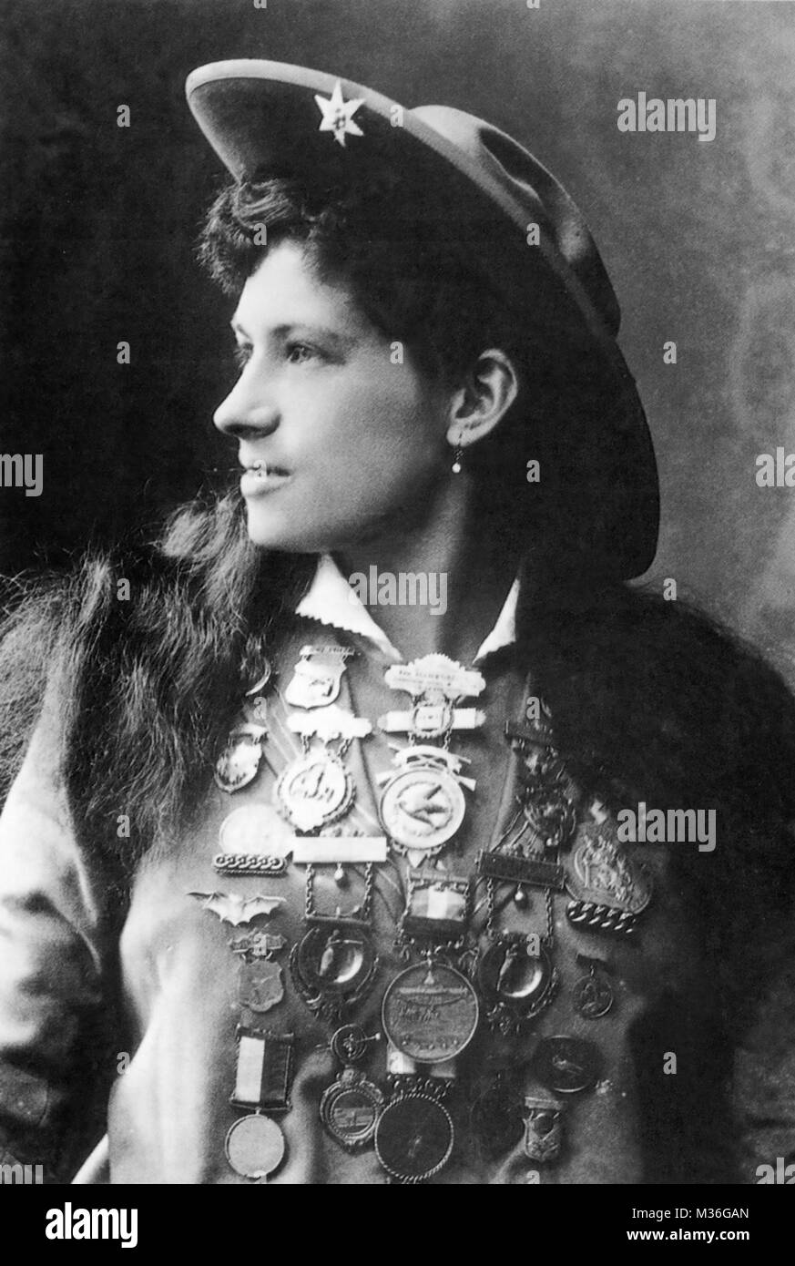 ANNIE OAKLEY (1860-1926) American exhibition sharpshooter Foto Stock