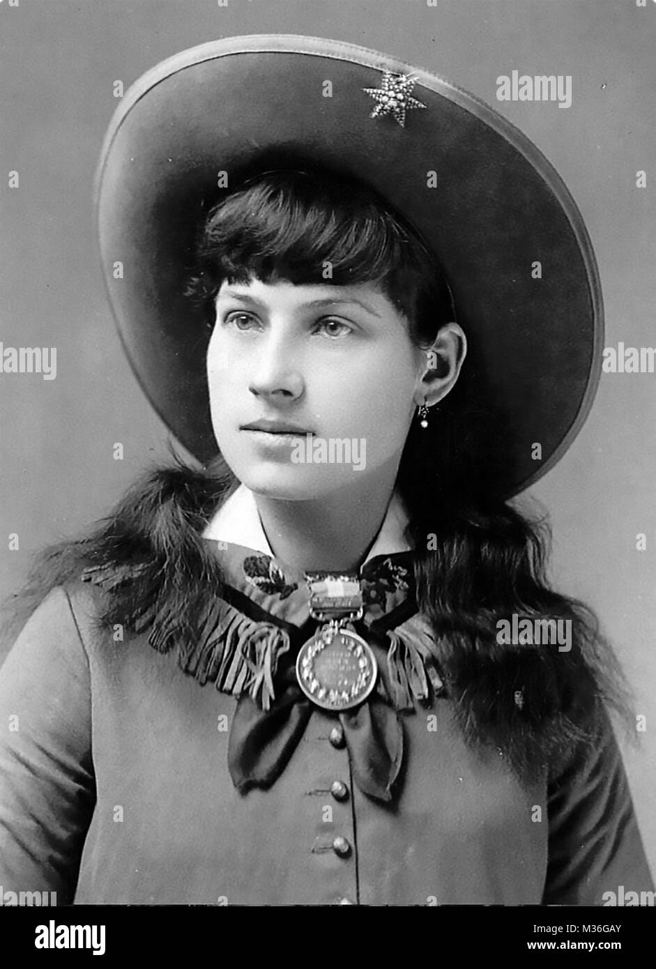 ANNIE OAKLEY (1860-1926) American exhibition sharpshooter Foto Stock