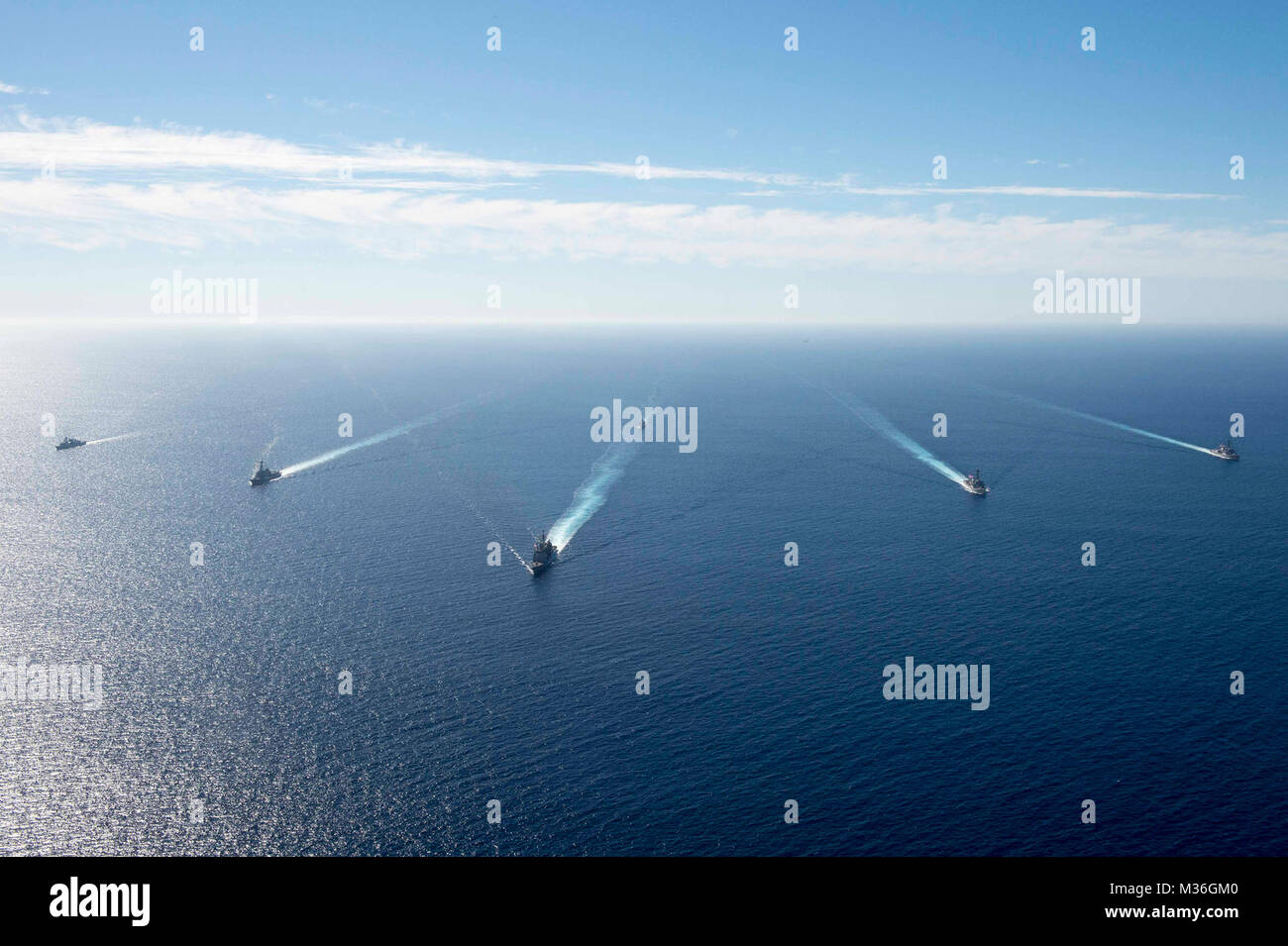 161010-N-UQ938-0143 OCEANO PACIFICO (ott. 10, 2016), l'USS Princeton (CG 59) vapori in formazione con navi da USS Nimitz Carrier Strike gruppo durante un esercizio nell'Oceano Pacifico. Tredici tattiche di guerra gli istruttori sono attualmente in corso con la USS Nimitz Carrier Strike gruppo portando la superficie Warfare Advanced Tactical Training (SWATT). SWATT è di tre settimane di esercizio per preparare tatticamente incrociatori e cacciatorpediniere per carrier strike gruppo integrazione. La superficie navale e il mio combattimento Centro di sviluppo aperto giugno 9, 2015, presso la base navale di San Diego ed è responsabile per aumentare la tattica Foto Stock