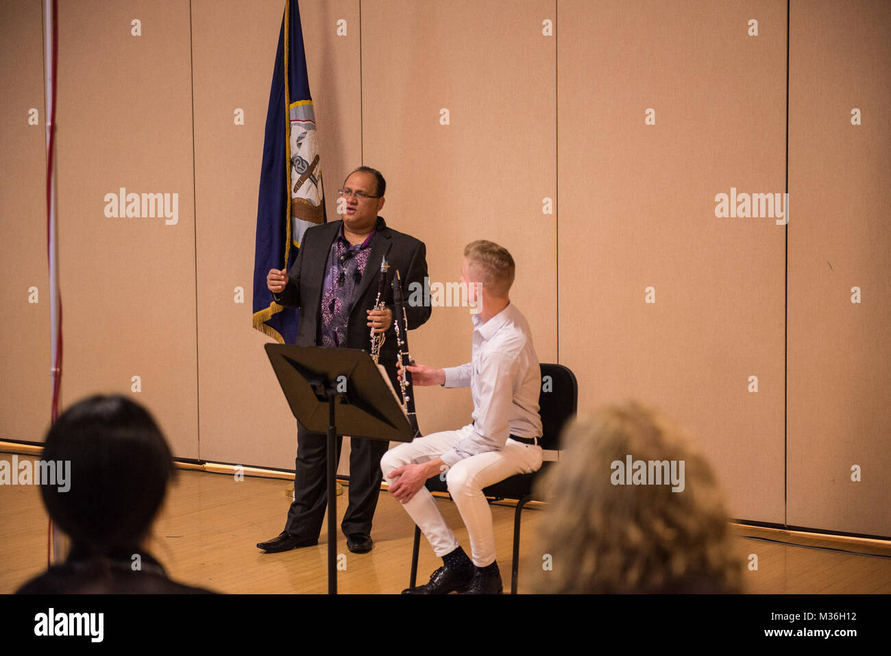 161015-N-ZJ246-023 WASHINGTON (ott. 15, 2016) Ricardo Morales allenatori uno studente in una masterclass presso il clarinetto giorno in veleria sulla Washington Navy Yard. La banda della marina ospita clarinetto giorno come uno dei più importanti di outreach educativi programmi dell'anno. (U.S. Navy foto di Sottufficiali di prima classe Brittany Foster/RILASCIATO) 161015-N-ZJ246-001-2 dalla Marina degli Stati Uniti Band Foto Stock