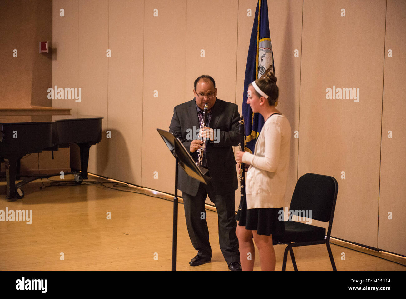 161015-N-ZJ246-023 WASHINGTON (ott. 15, 2016) Ricardo Morales allenatori uno studente in una masterclass presso il clarinetto giorno in veleria sulla Washington Navy Yard. La banda della marina ospita clarinetto giorno come uno dei più importanti di outreach educativi programmi dell'anno. (U.S. Navy foto di Sottufficiali di prima classe Brittany Foster/RILASCIATO) 161015-N-ZJ246-010-2 dalla Marina degli Stati Uniti Band Foto Stock