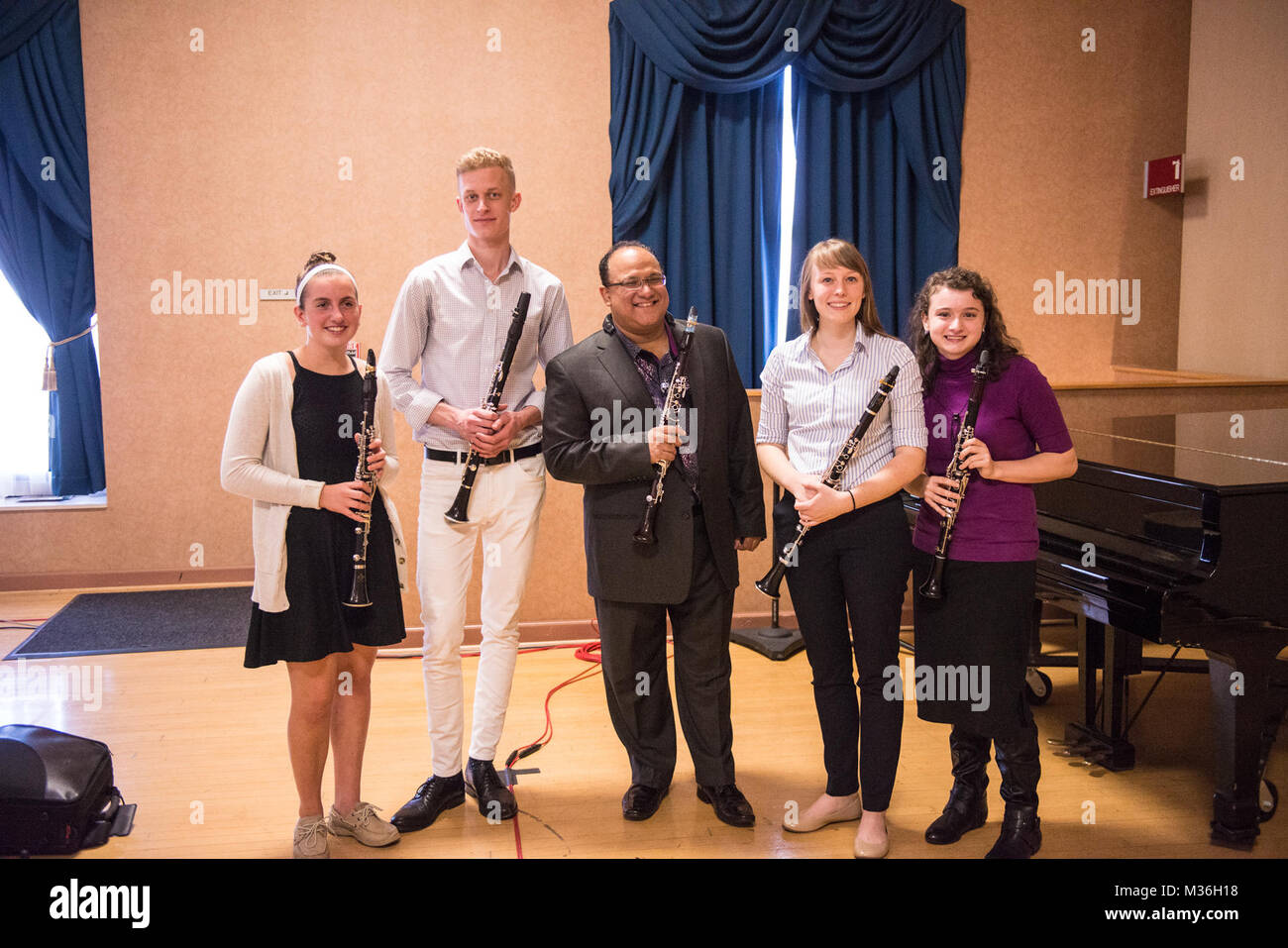 161015-N-ZJ246-023 WASHINGTON (ott. 15, 2016) Ricardo Morales con lo studente gli artisti interpreti o esecutori in una masterclass presso il clarinetto giorno in veleria sulla Washington Navy Yard. La banda della marina ospita clarinetto giorno come uno dei più importanti di outreach educativi programmi dell'anno. (U.S. Navy foto di Sottufficiali di prima classe Brittany Foster/RILASCIATO) 161015-N-ZJ246-022 dalla Marina degli Stati Uniti Band Foto Stock