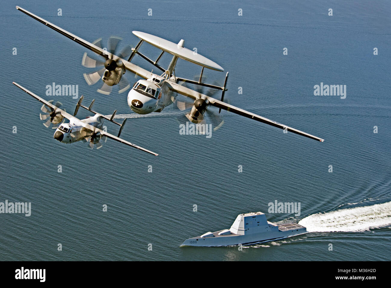 161017-N-UZ648-009 Chesapeake Bay, Md. (ott. 17, 2016) E-2D Hawkeye e C-2un levriero assegnato alla prova in aria e valutazione Squadron (Vx) 20 sorvolare USS Zumwalt (DDG 1000) come la nave viaggia verso la sua nuova casa porto di San Diego, California. Zumwalt è stato commissionato a Baltimora, Maryland, 15 ottobre ed è il primo di tre classe della nave della marina militare del più recente e più tecnologicamente avanzata multi-missione guidata-missile cacciatorpediniere. (U.S. Foto di Marina di Erik Hildebrandt/RILASCIATO) Ultima U.S. Navy attività voce per la flotta del Pacifico da #PACOM Foto Stock