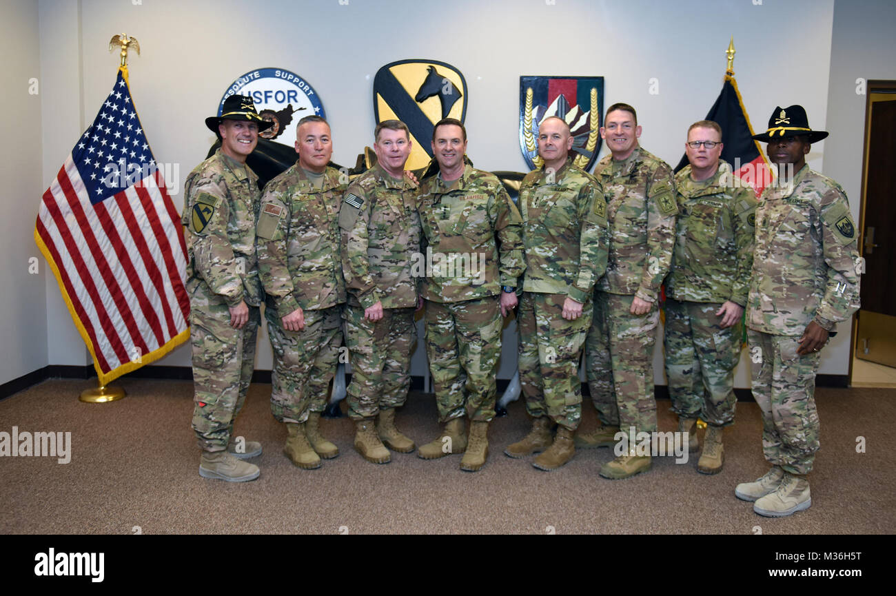 Esercito il Mag. Gen. John Thomson, comandante generale, 1° Divisione di cavalleria; Air Force Chief Master Sgt. Spazzola Mitchell, arruolati senior advisor per il capo delle guardie nazionali Bureau; Air Force Il Mag. Gen. John Nichols, aiutante generale, Texas Guardia Nazionale; Air Force gen. Giuseppe Lengyel, chief, National Guard Bureau; Esercito Lt. Gen. Timothy Kadavy, direttore dell Esercito Nazionale Guardia; Comando Esercito Sgt. Il Mag. Christopher Kepner, comando sergente maggiore dell esercito e Guardia Nazionale; Esercito Commnand Sgt. Il Mag. Contrassegnare Weedon, senior leader arruolato, Texas Guardia Nazionale; e Comando Esercito Sgt. Maj, Maurice Jackson; 1 Foto Stock