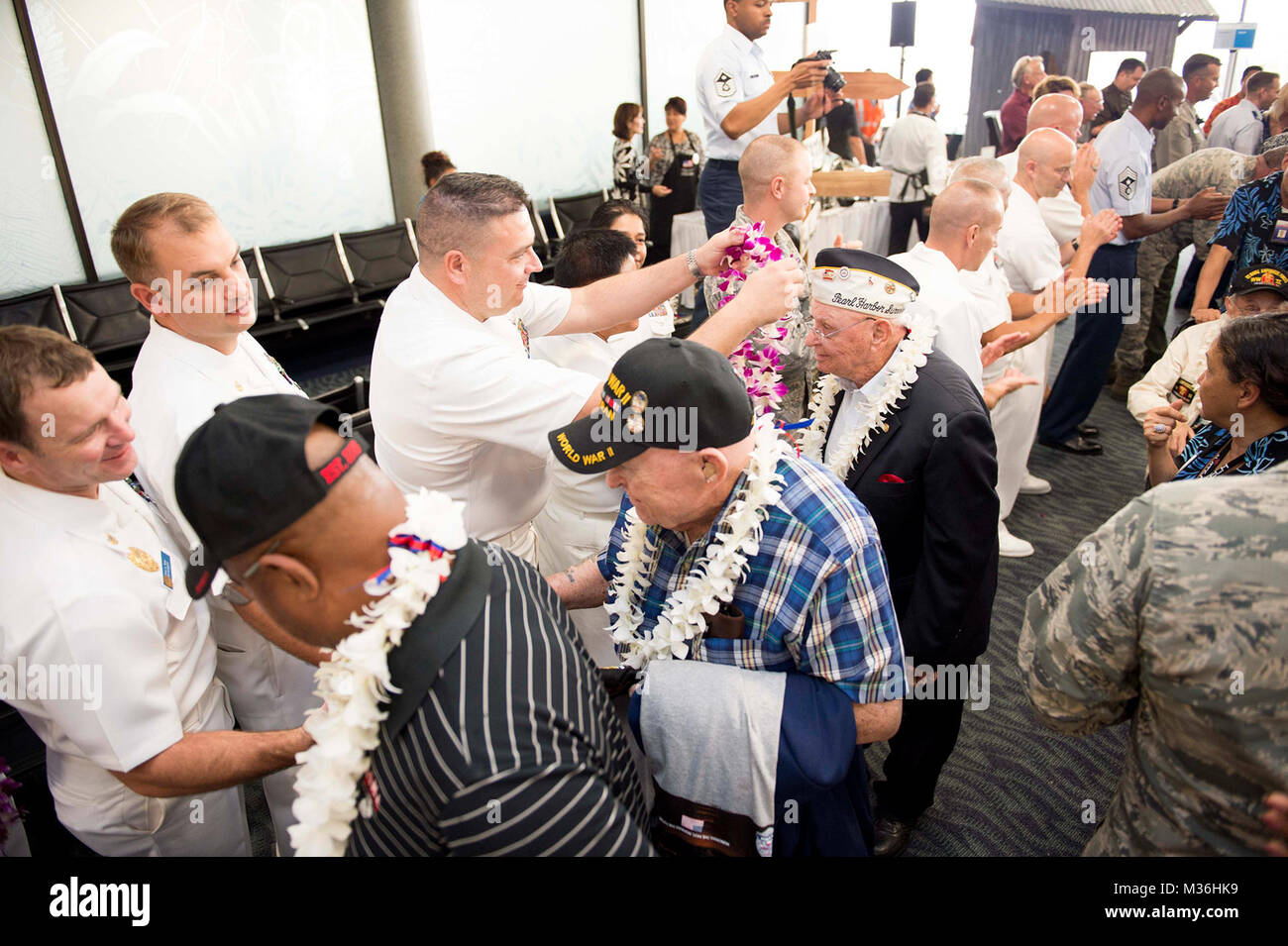 161203-N-ZK021-090 HONOLULU (dec. n. 3, 2016) la II Guerra Mondiale Veterani arrivando all'Aeroporto Internazionale di Honolulu è accolto da organi di servizio e di velisti assegnati ai vari comandi in tutta la base comune Harbor-Hickam perla. Più di 100 II Guerra Mondiale Veterani, compreso il porto di perla superstiti, arrivati a Honolulu per partecipare al ricordo gli eventi di tutta la settimana per onorare il coraggio e i sacrifici di coloro che hanno servito durante il 7 dicembre, 1941, e tutto il Teatro pacifico. 7 dicembre, 2016, segna il settantacinquesimo anniversario degli attacchi di Pearl Harbor e Oahu. Come una nazione del Pacifico, Stati Uniti ho Foto Stock