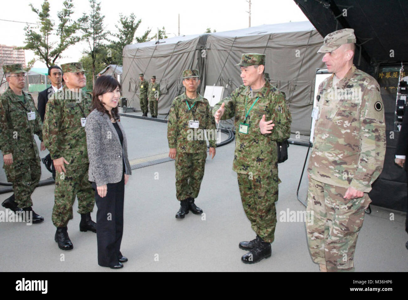 In Giappone il Ministro della difesa incontra truppe a apertura di esercizio Yama Sakura 71 da #PACOM Foto Stock